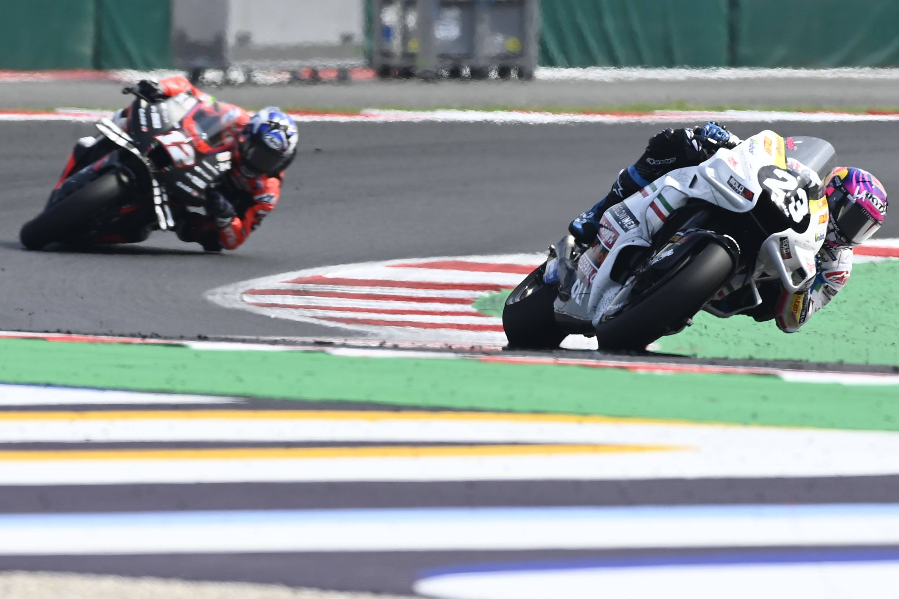 Enea Bastianini deja atrás a Maverick Viñales, MotoGP Misano 2022