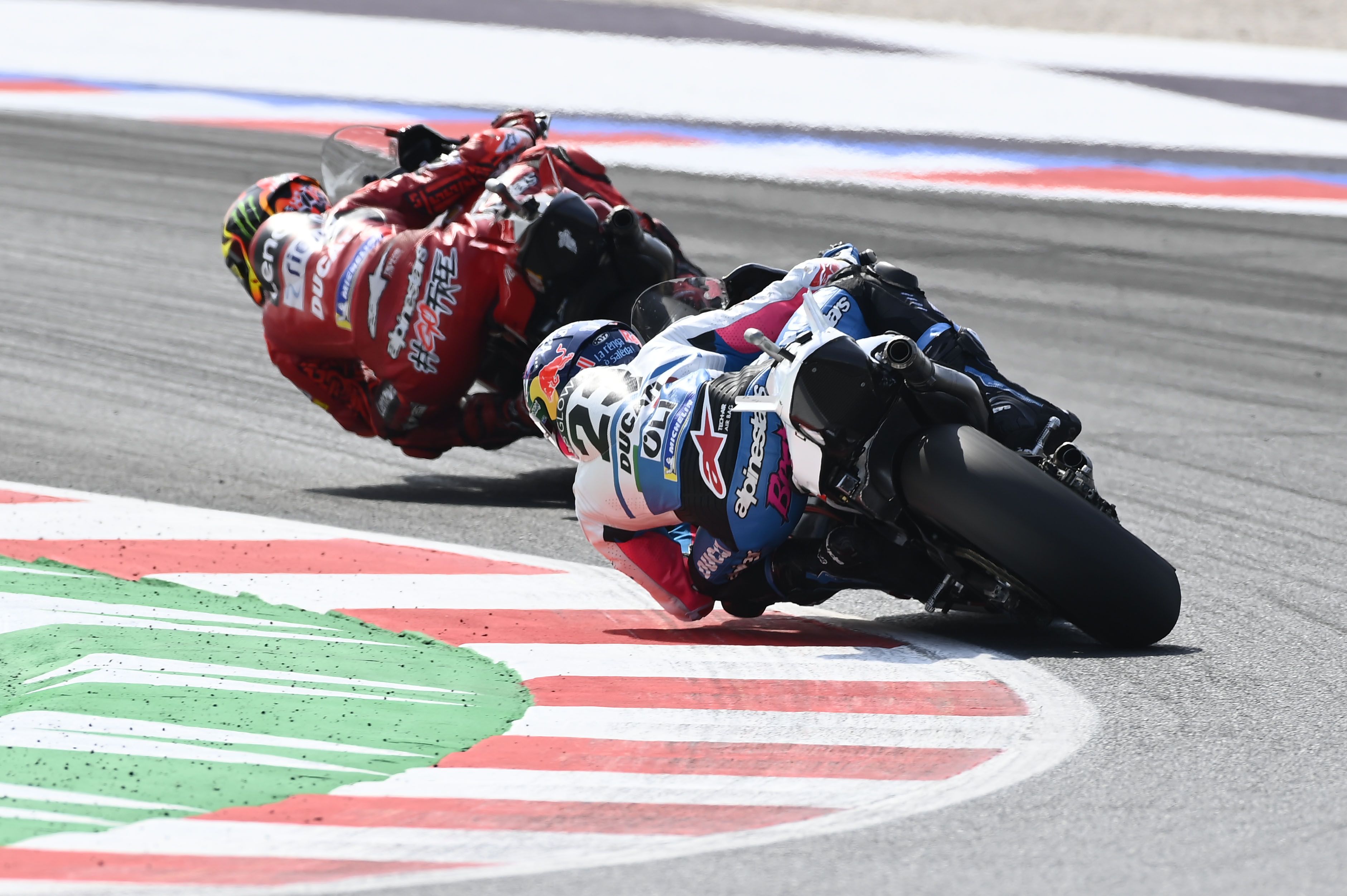 Enea Bastianini persigue a Pecco Bagnaia, MotoGP Misano 2022