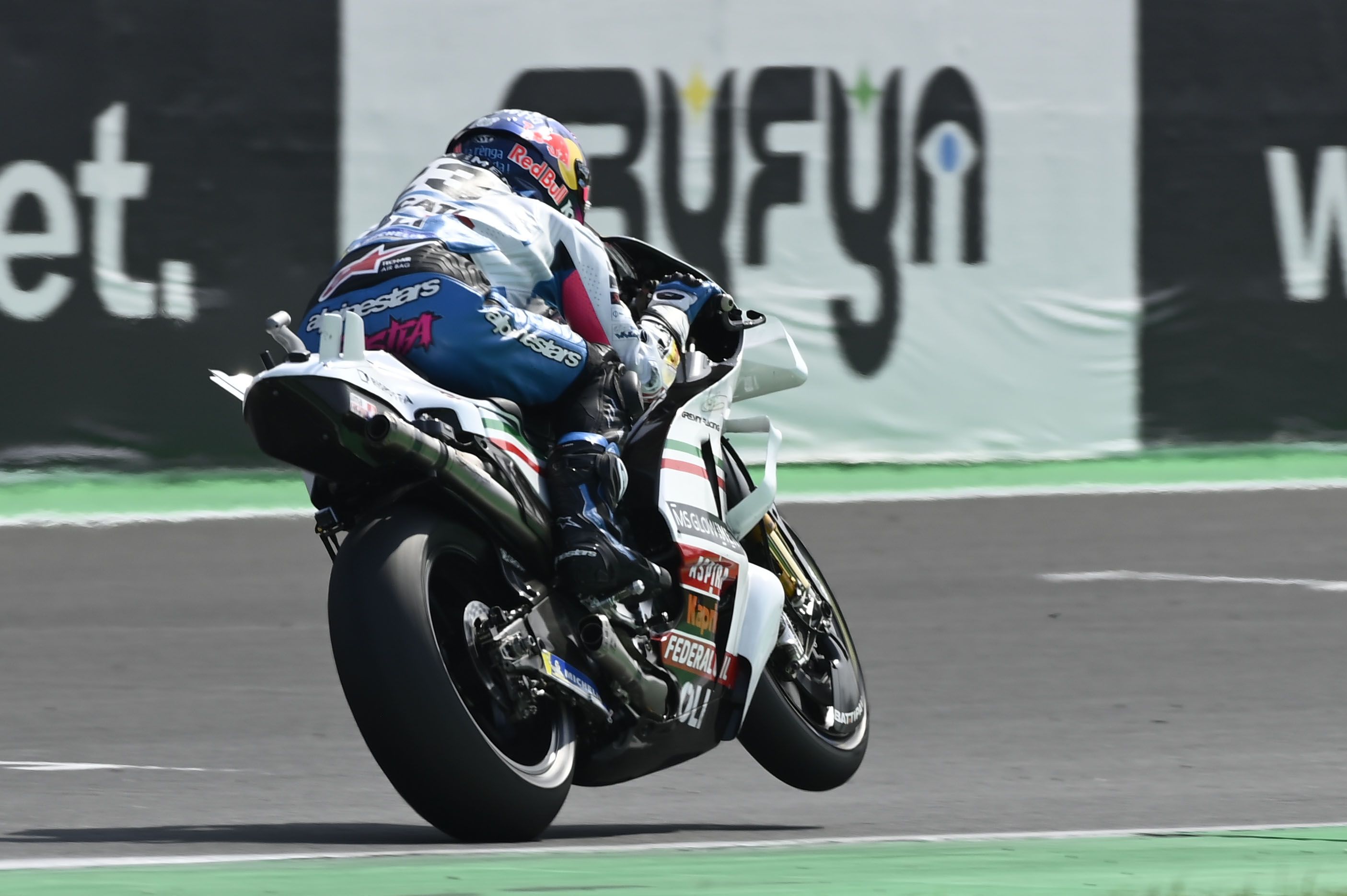 Enea Bastianini retorciendo la Ducati, MotoGP Misano 2022