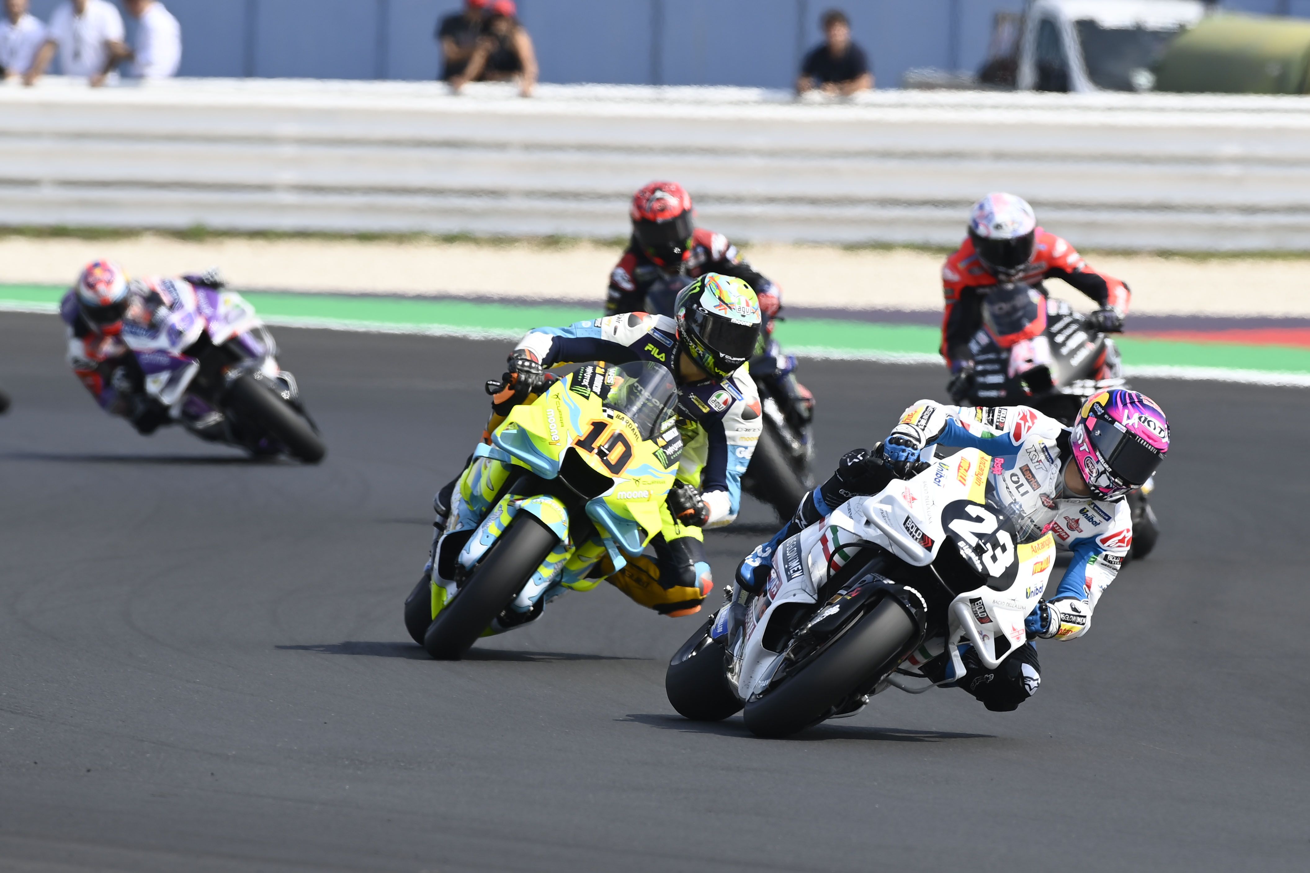 Enea Bastianini seguido por Luca Marini, MotoGP Misano 2022