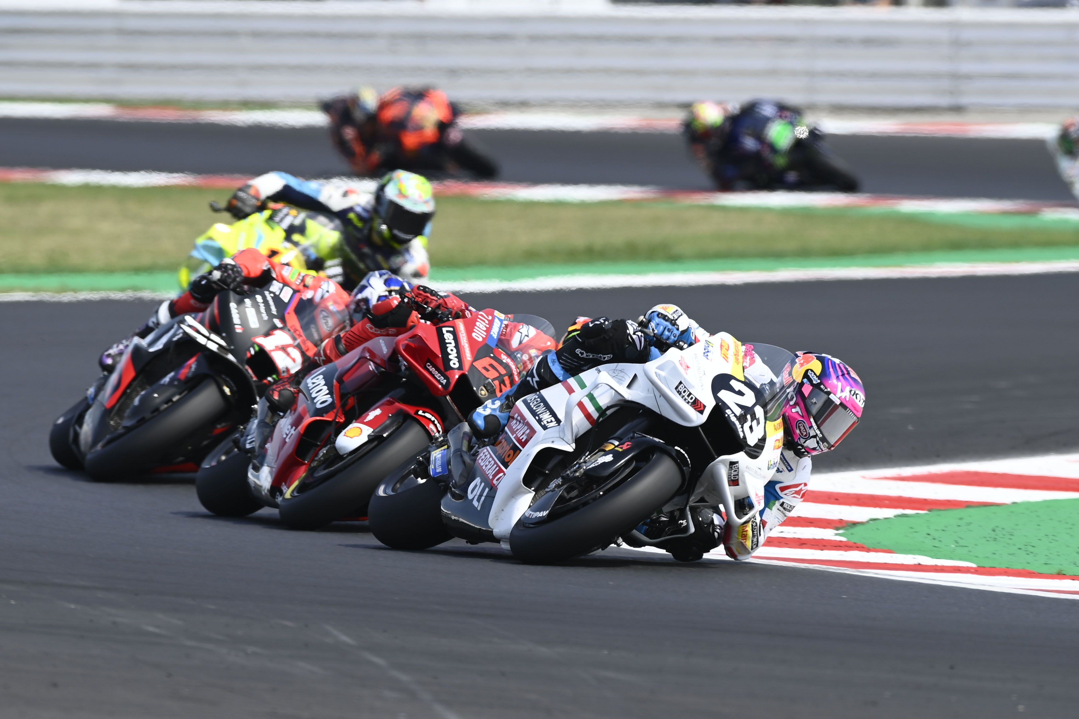 Enea Bastianini seguido por Pecco Bagnaia, Maverick Viñales y Luca Marini, MotoGP Misano 2022