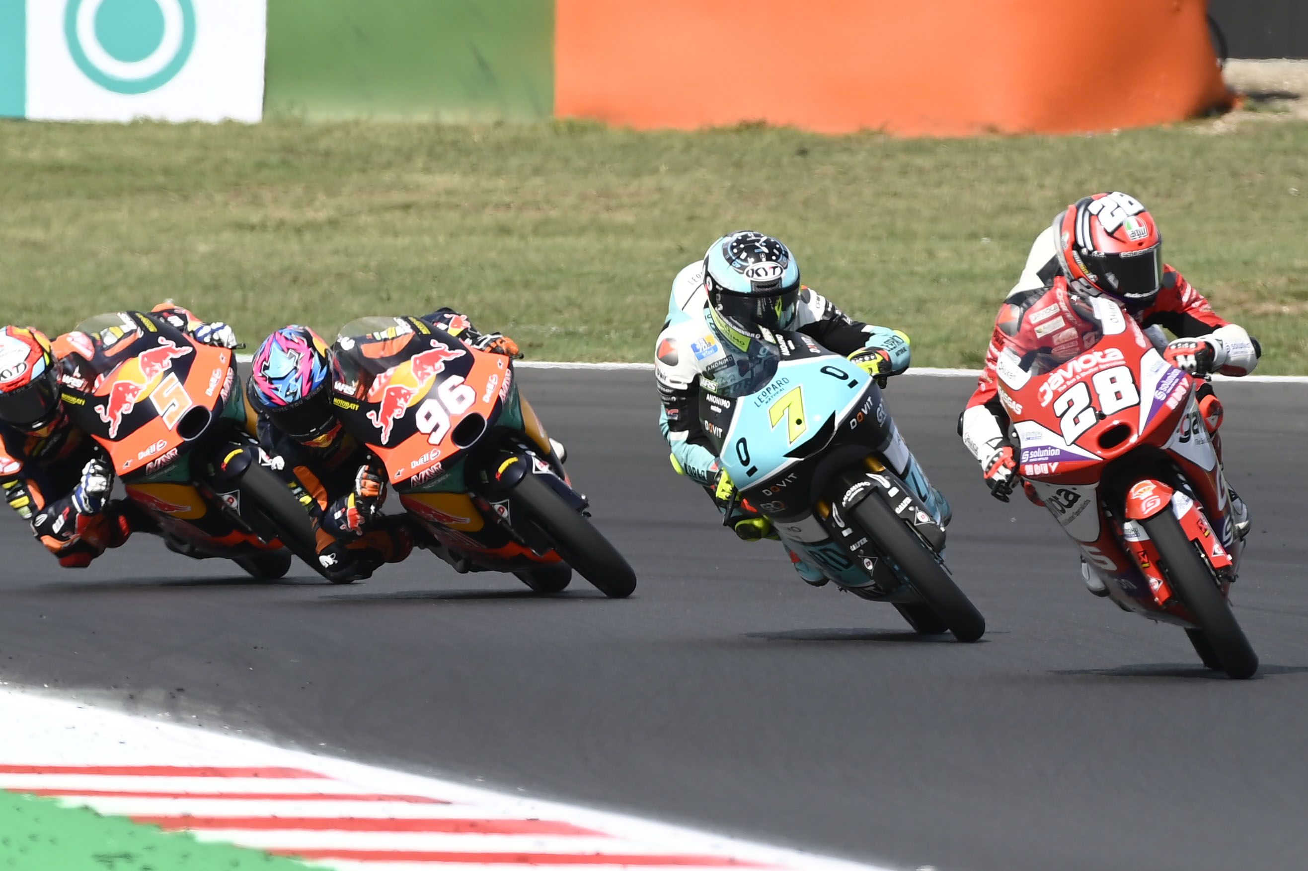Izan Guevara seguido por Dennis Foggia, Dani Holgado y Jaume Masià, Moto3 Misano 2022