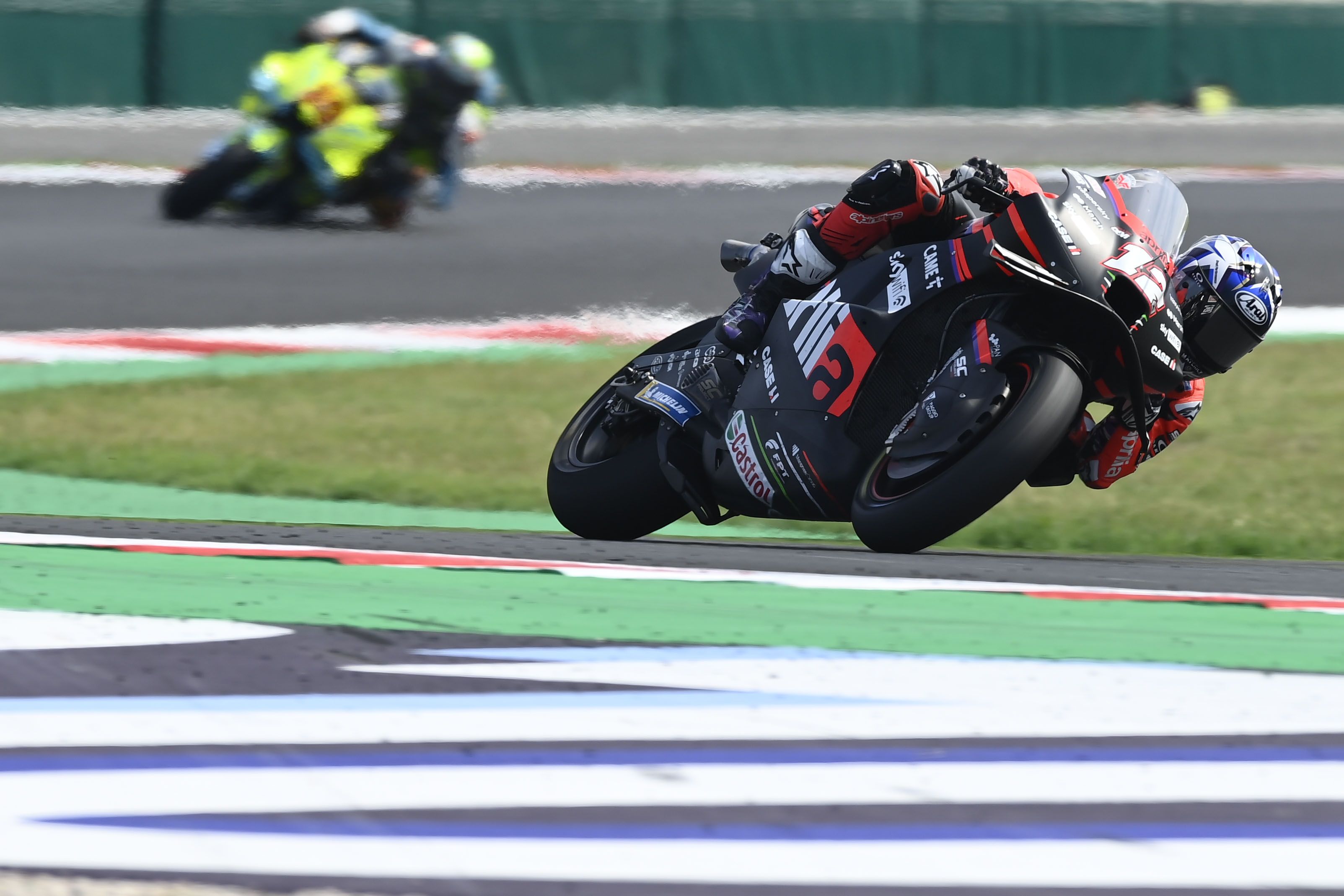 Maverick Viñales controla a Luca Marini, MotoGP Misano 2022