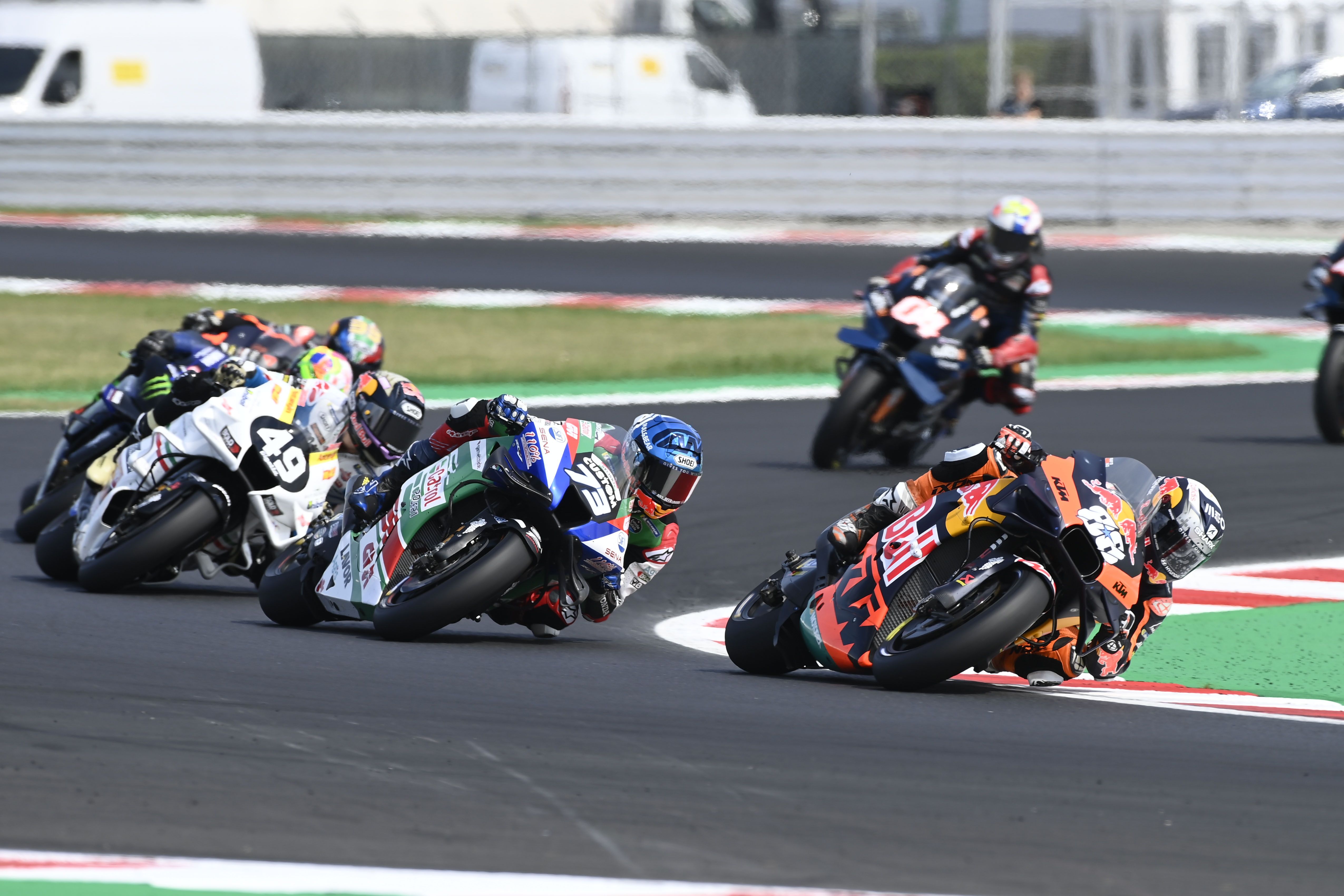 Miguel Oliveira seguido por Álex Márquez y Fabio Di Giannantonio, MotoGP Misano 2022