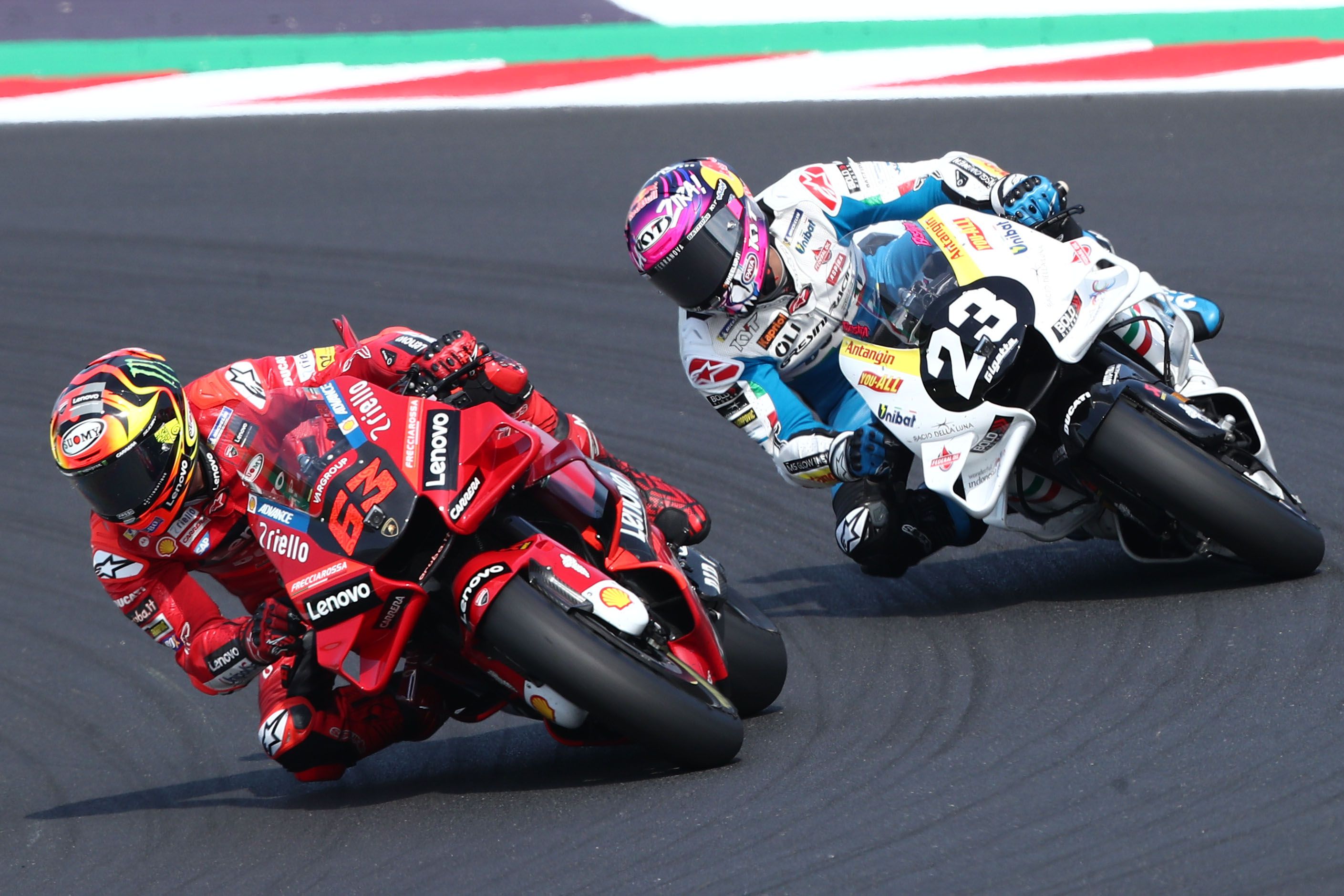 Pecco Bagnaia se defiende de Enea Bastianini, MotoGP Misano 2022