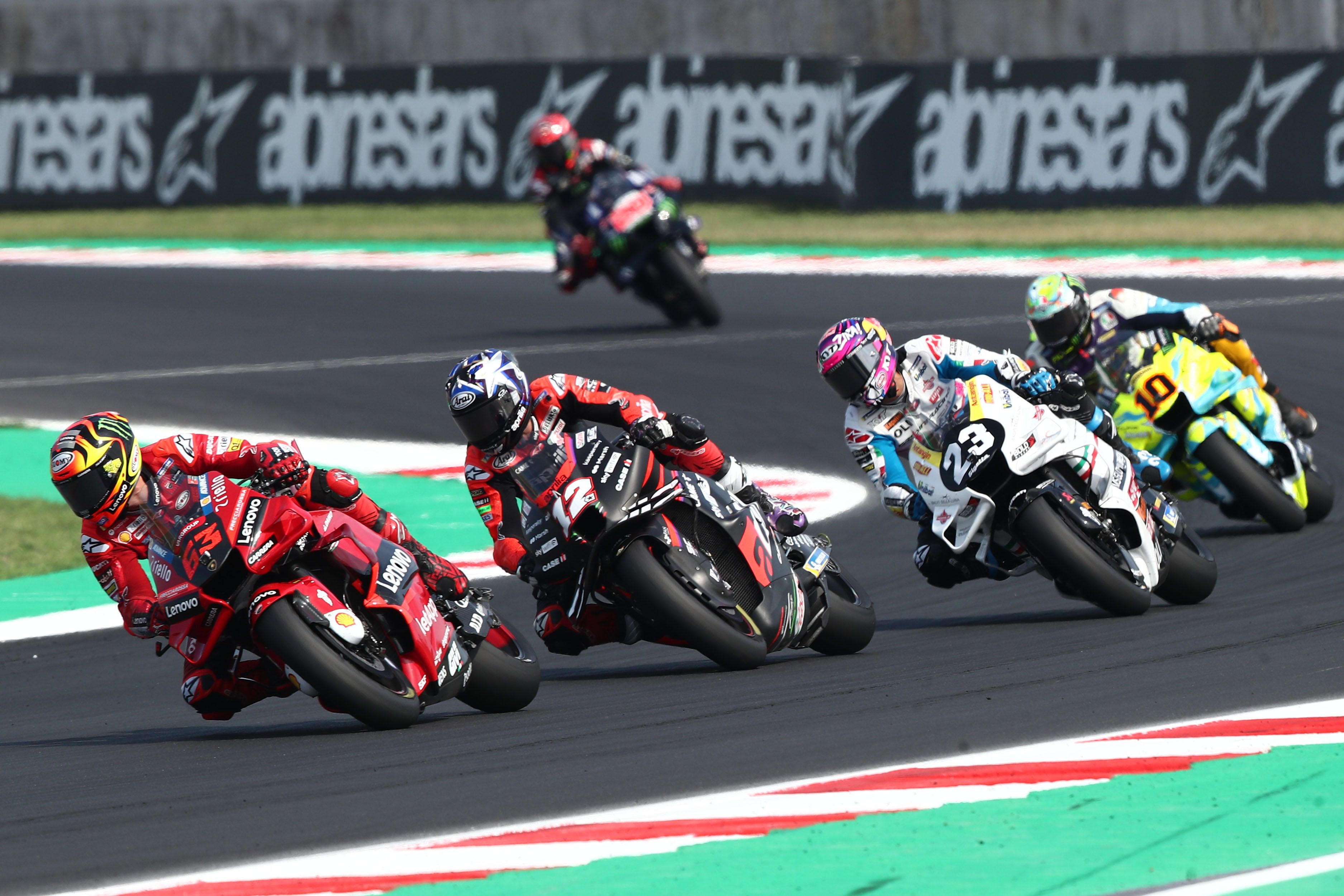 Pecco Bagnaia seguido por Maverick Viñales, Enea Bastianini y Marco Bezzecchi, MotoGP Misano 2022