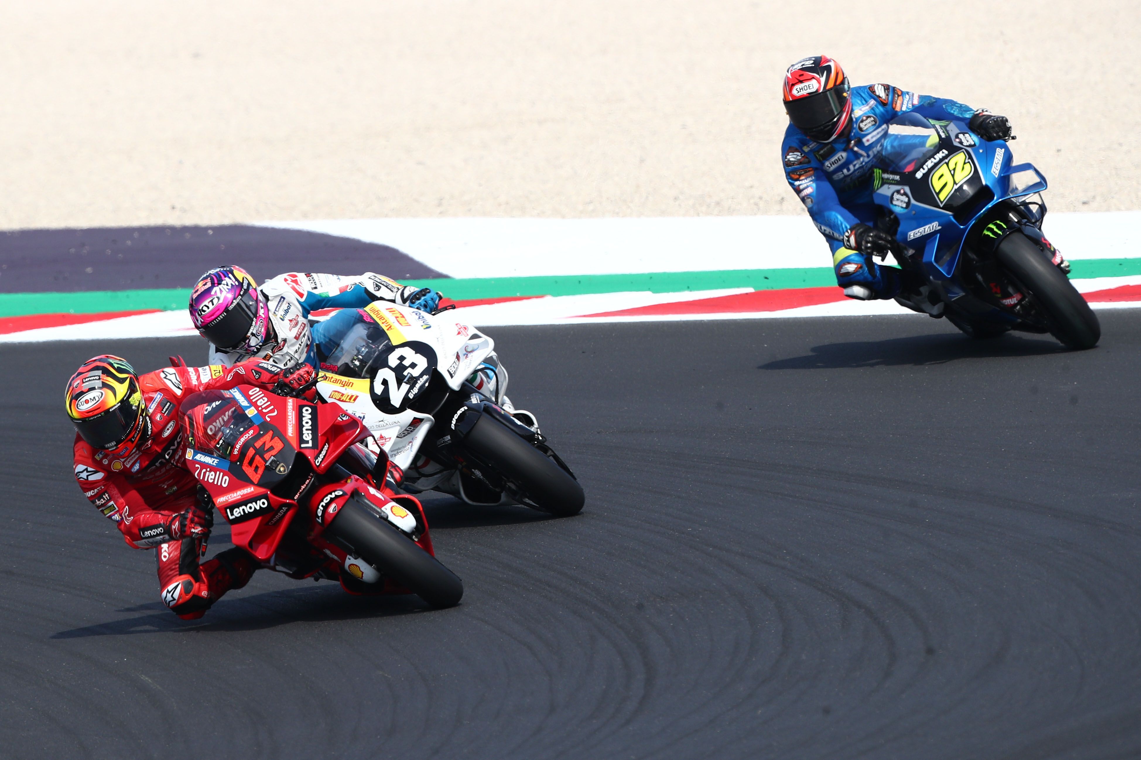 Pecco Bagnaia y Enea Bastianini luchan por la victoria mientras doblan a Kazuki Watanabe, MotoGP Misano 2022