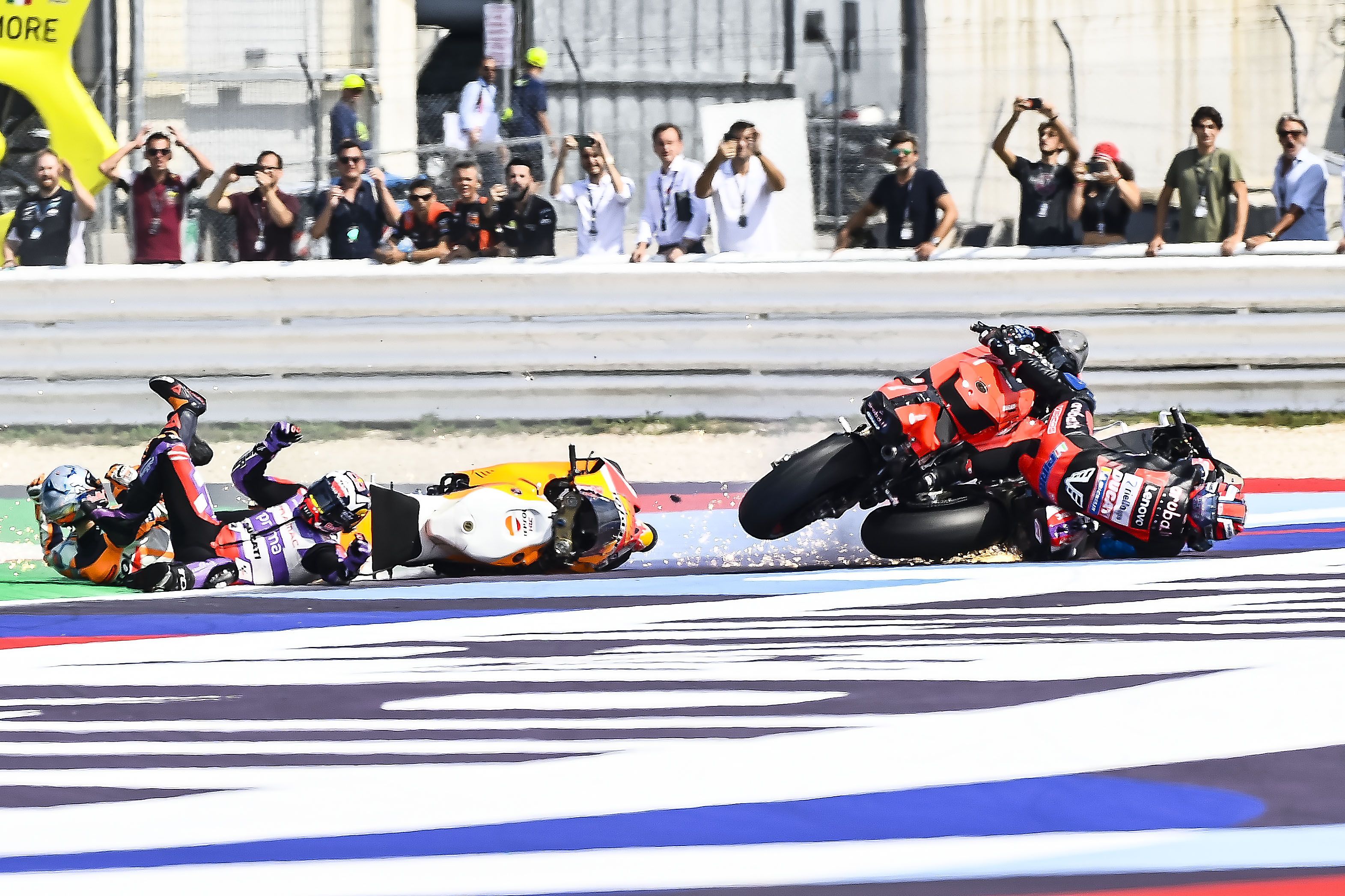 Pol Espargaró, Johann Zarco y Michele Pirro se van al suelo en la primera vuelta, MotoGP Misano 2022