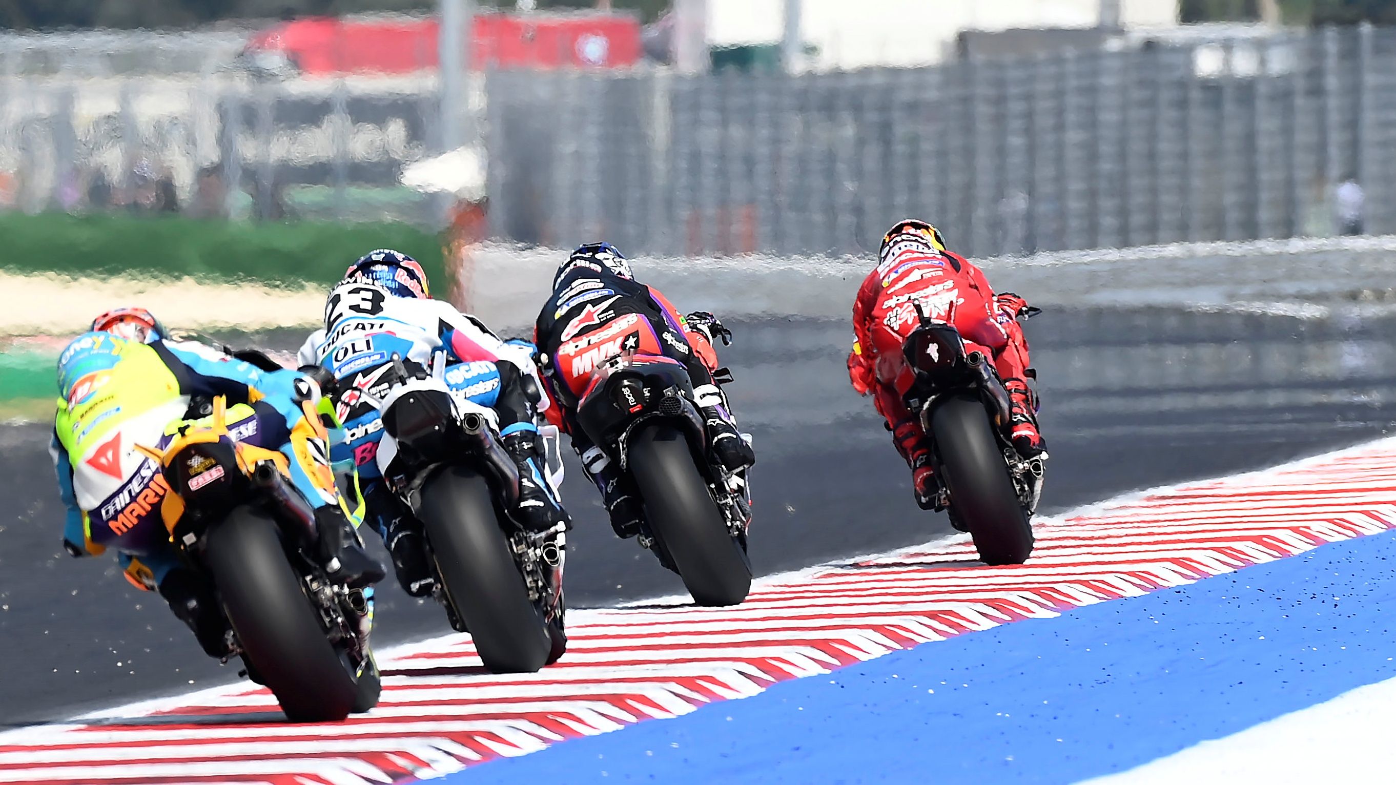 Pecco Bagnaia seguido por Maverick Viñales, Enea Bastianini y Luca Marini en una escalera tricolor