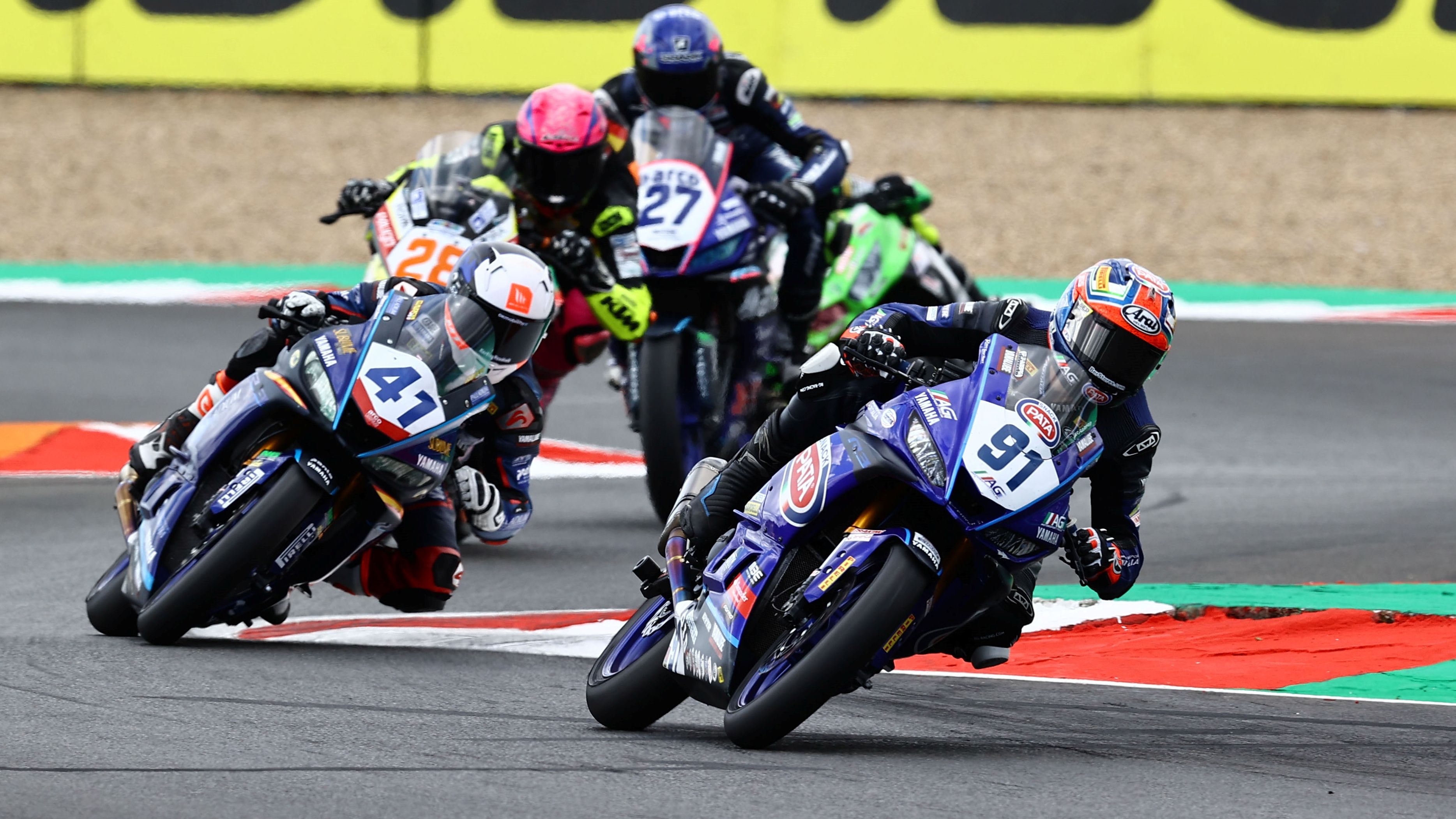 Matteo Vannucci por delante de Marc García en Magny Cours