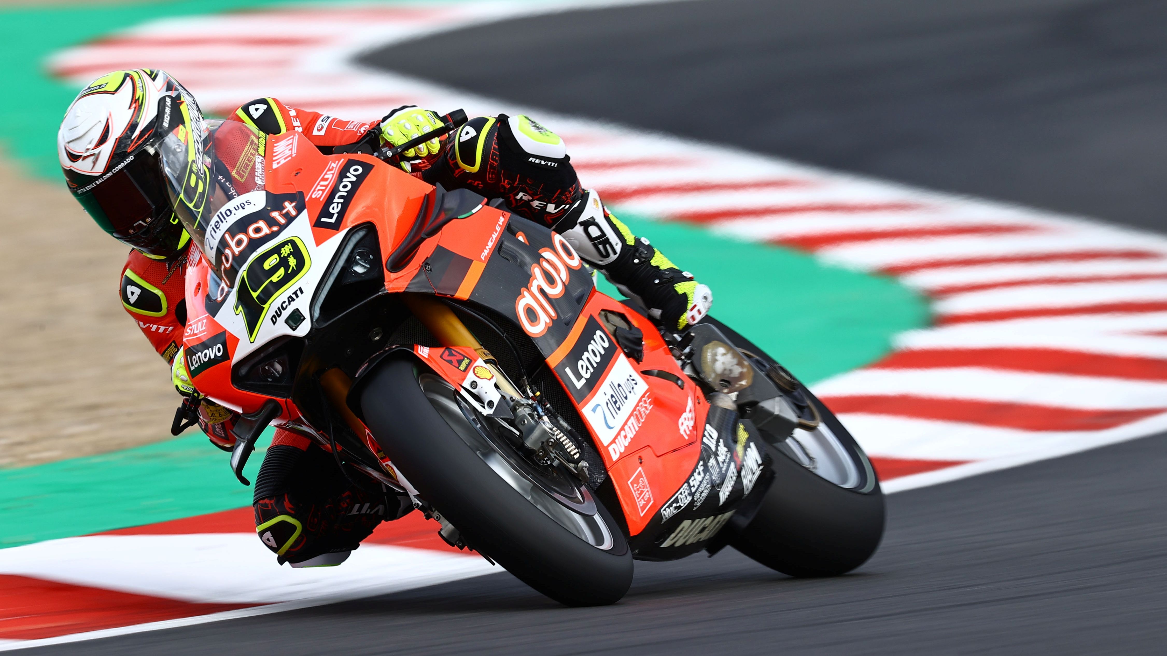 Álvaro Bautista se ha impuesto en Magny Cours y es muchísimo más líder
