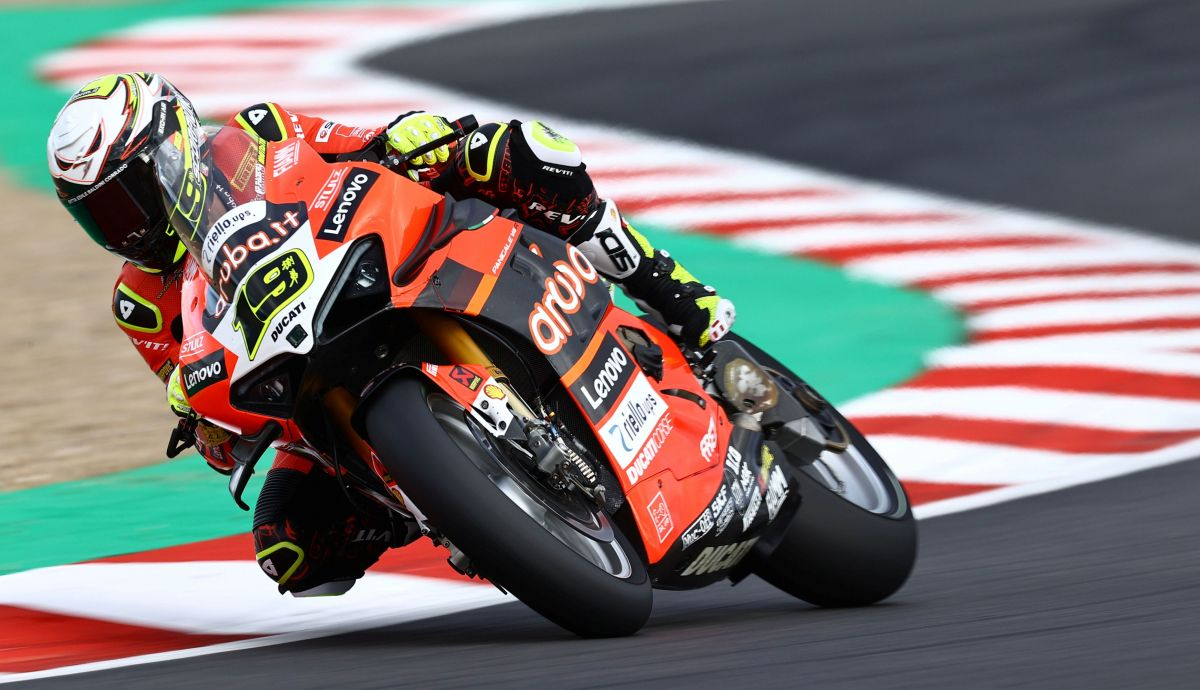 Álvaro Bautista se ha impuesto en Magny Cours y es muchísimo más líder