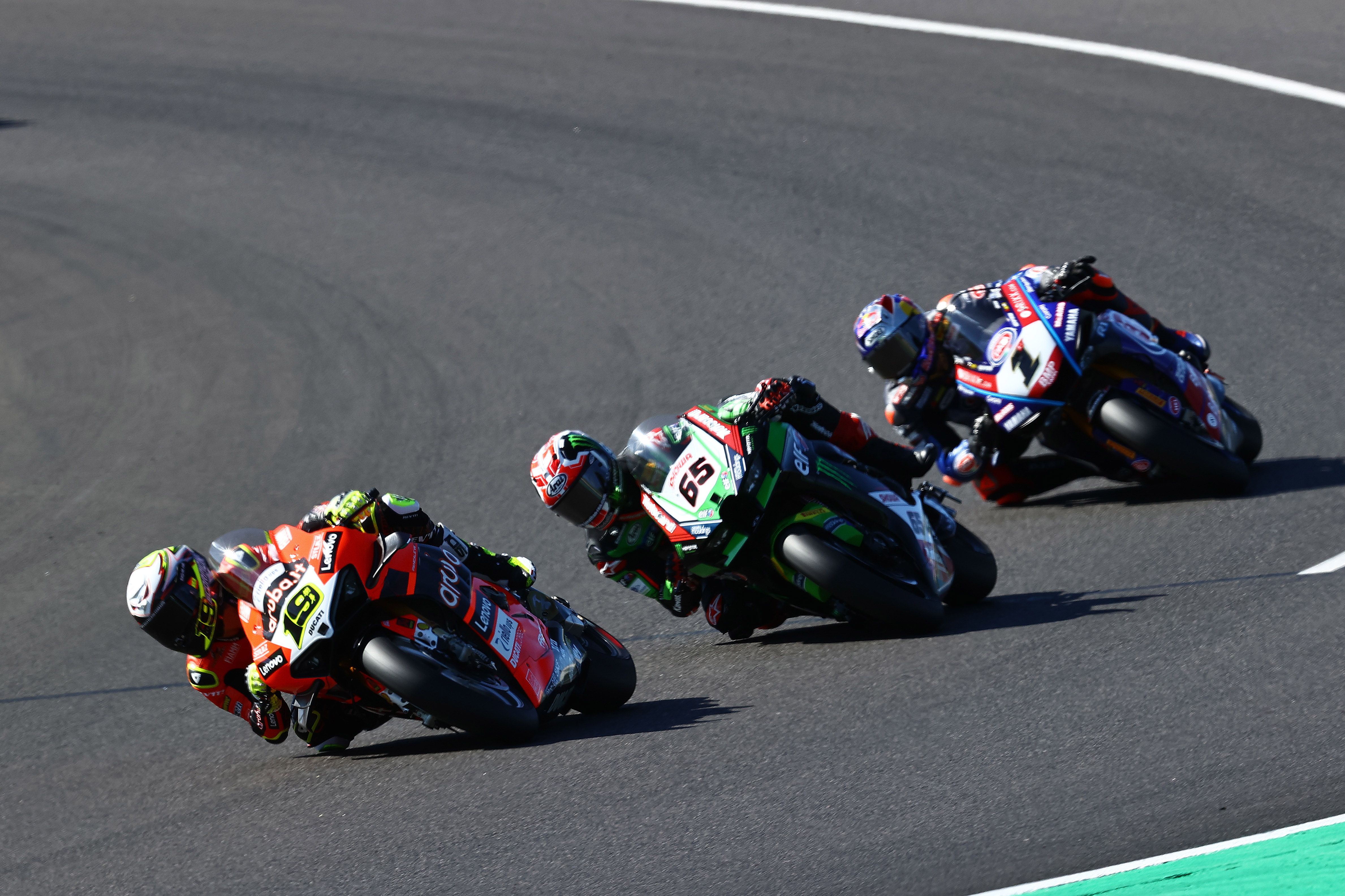 Álvaro Bautista comanda ante Jonathan Rea y Toprak Razgatlioglu, WSBK Magny Cours 2022