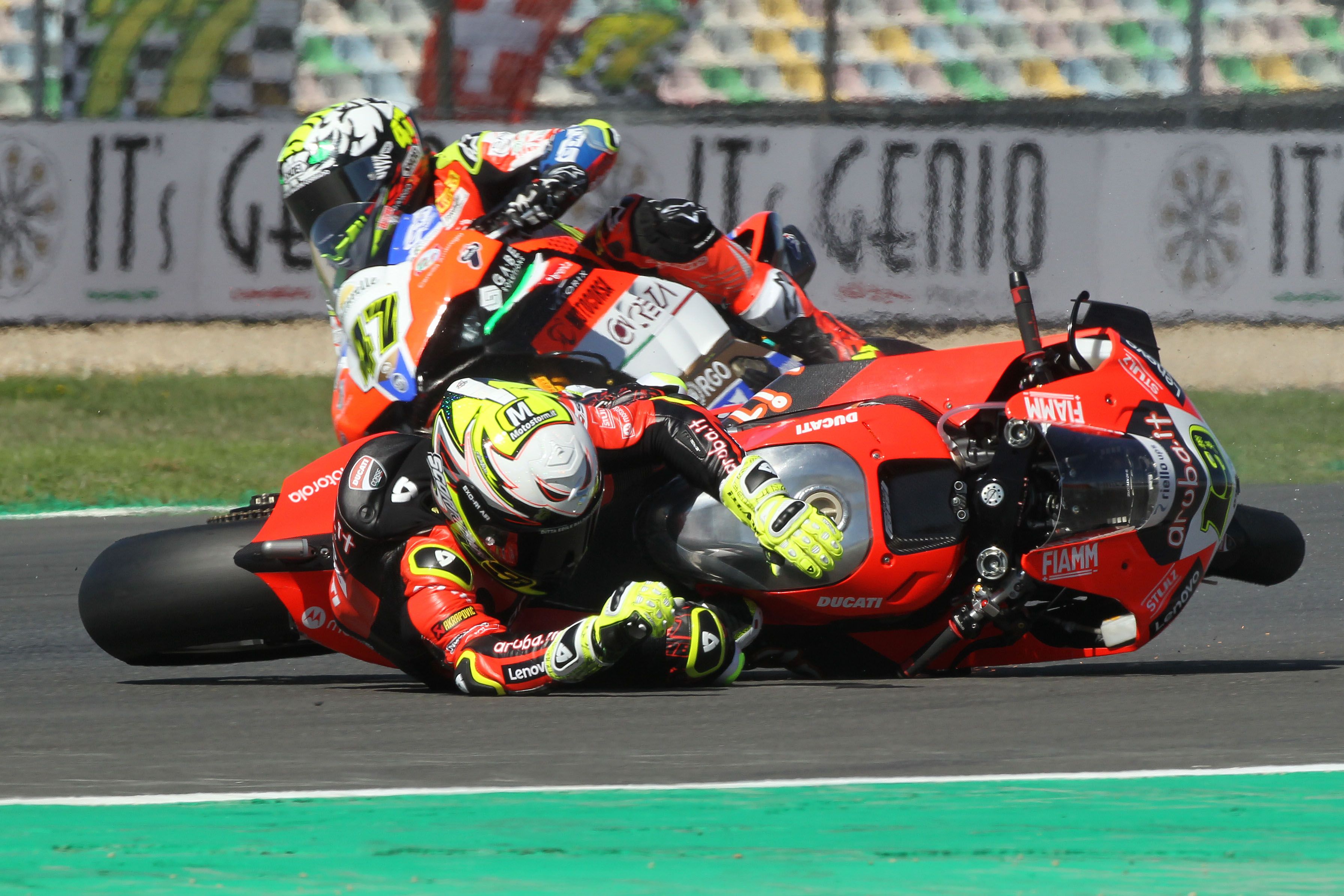 Álvaro Bautista en el suelo, WSBK Magny Cours 2022