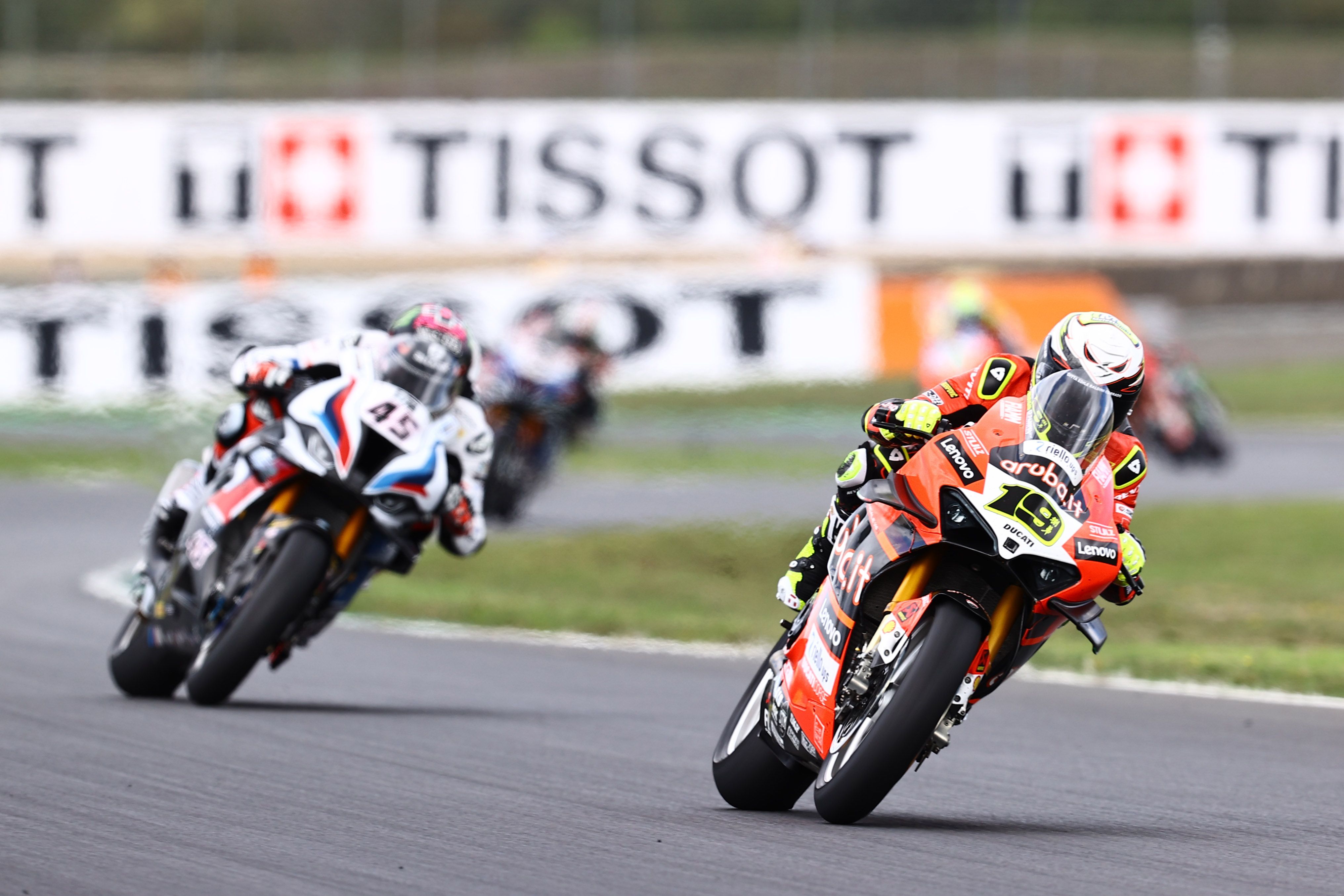 Álvaro Bautista se escapa de Scott Redding, WSBK Magny Cours 2022