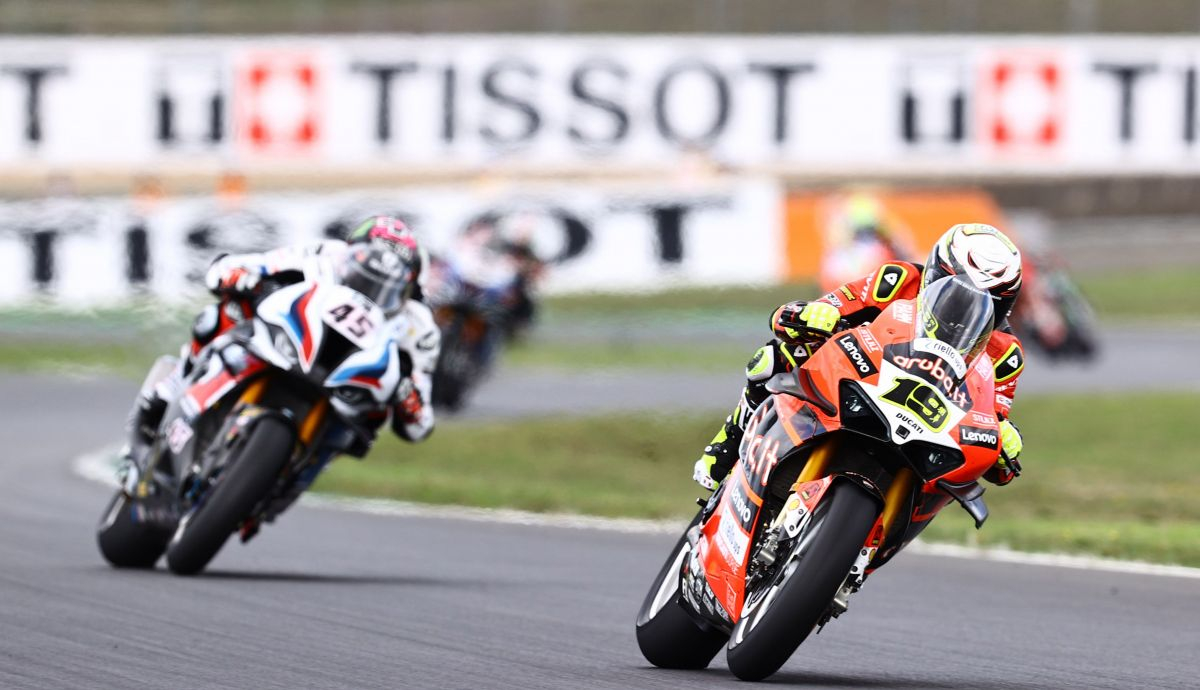 Álvaro Bautista se escapa de Scott Redding, WSBK Magny Cours 2022 Álvaro Bautista se escapa de Scott Redding, WSBK Magny Cours 2022
