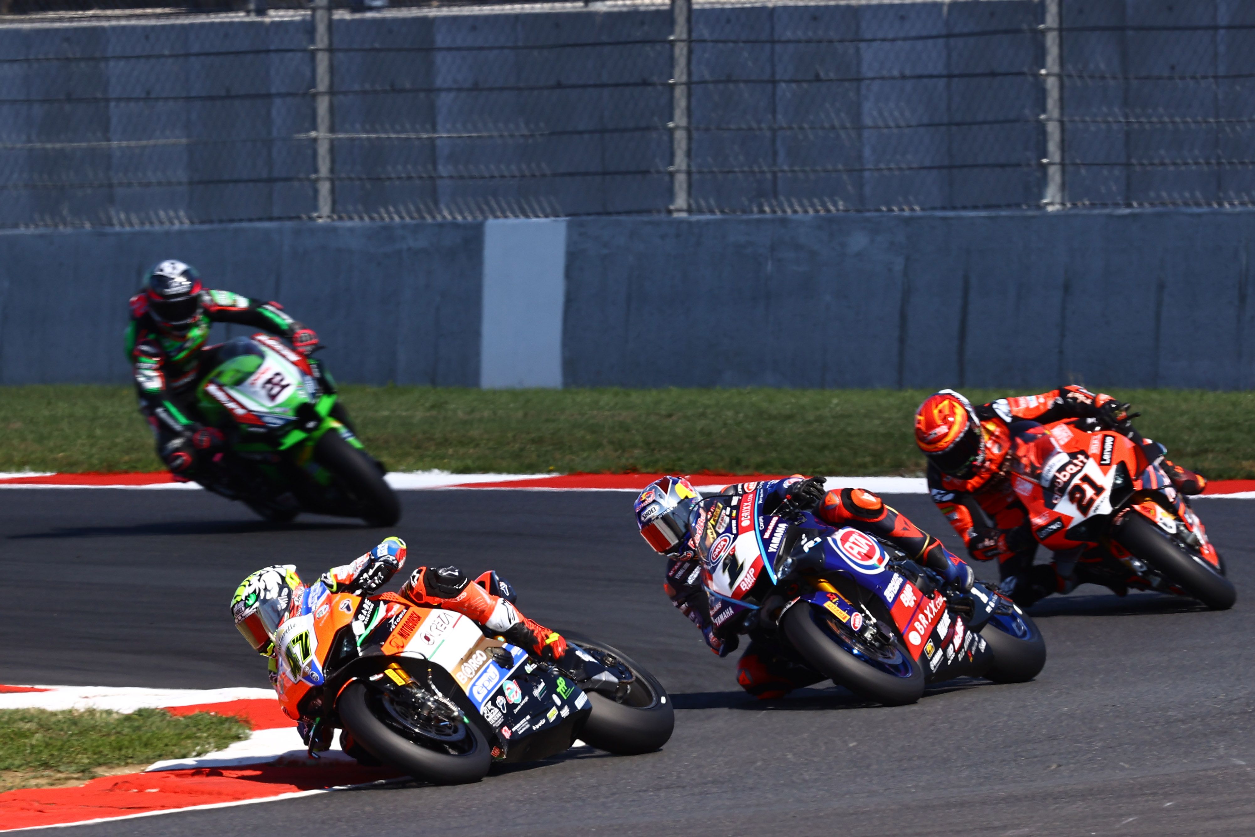 Axel Bassani lidera ante Toprak Razgatlioglu, Michael Rinaldi y Alex Lowes, WSBK Magny Cours 2022