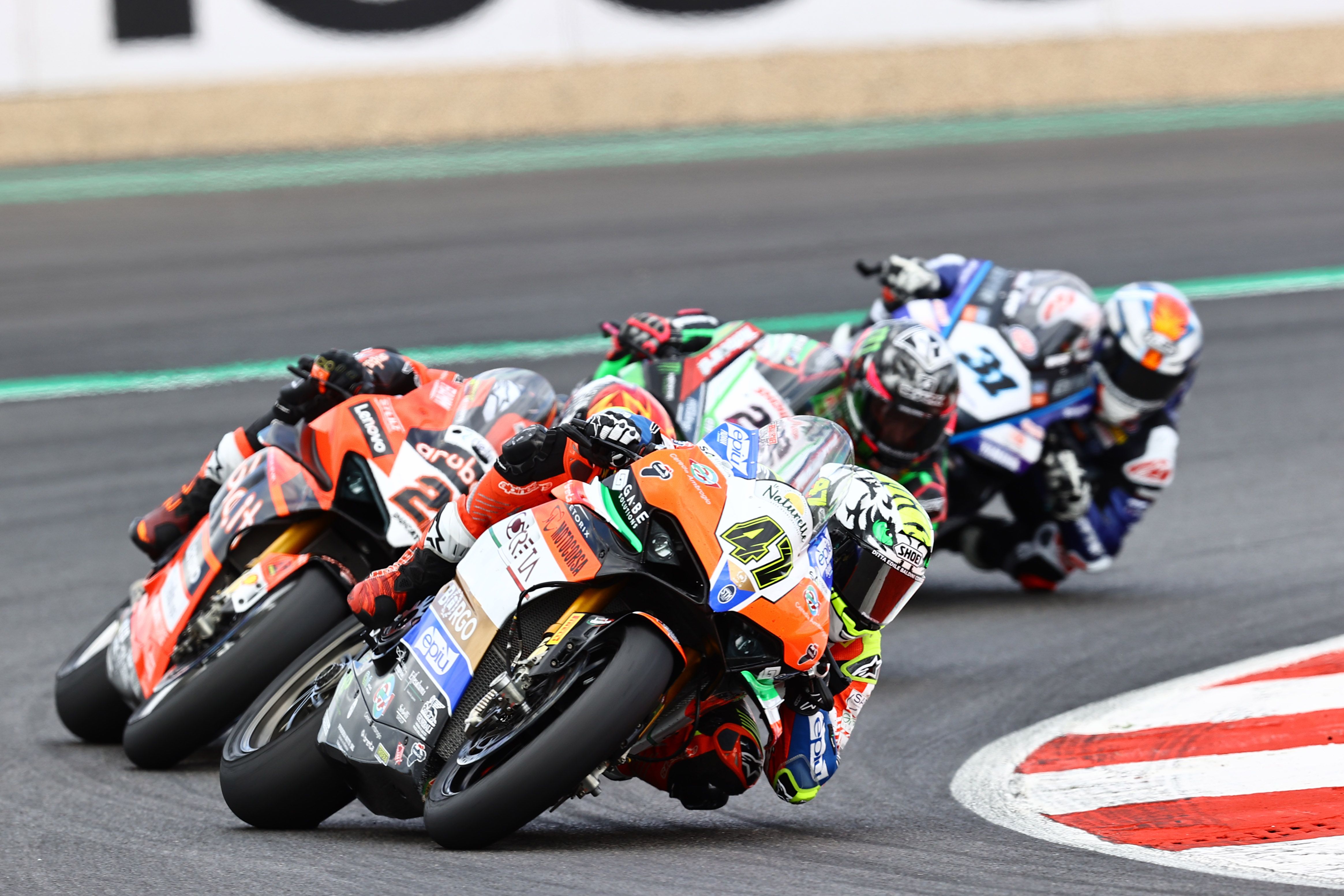 Axel Bassani seguido por Michael Rinaldi y Garrett Gerloff, WSBK Magny Cours 2022