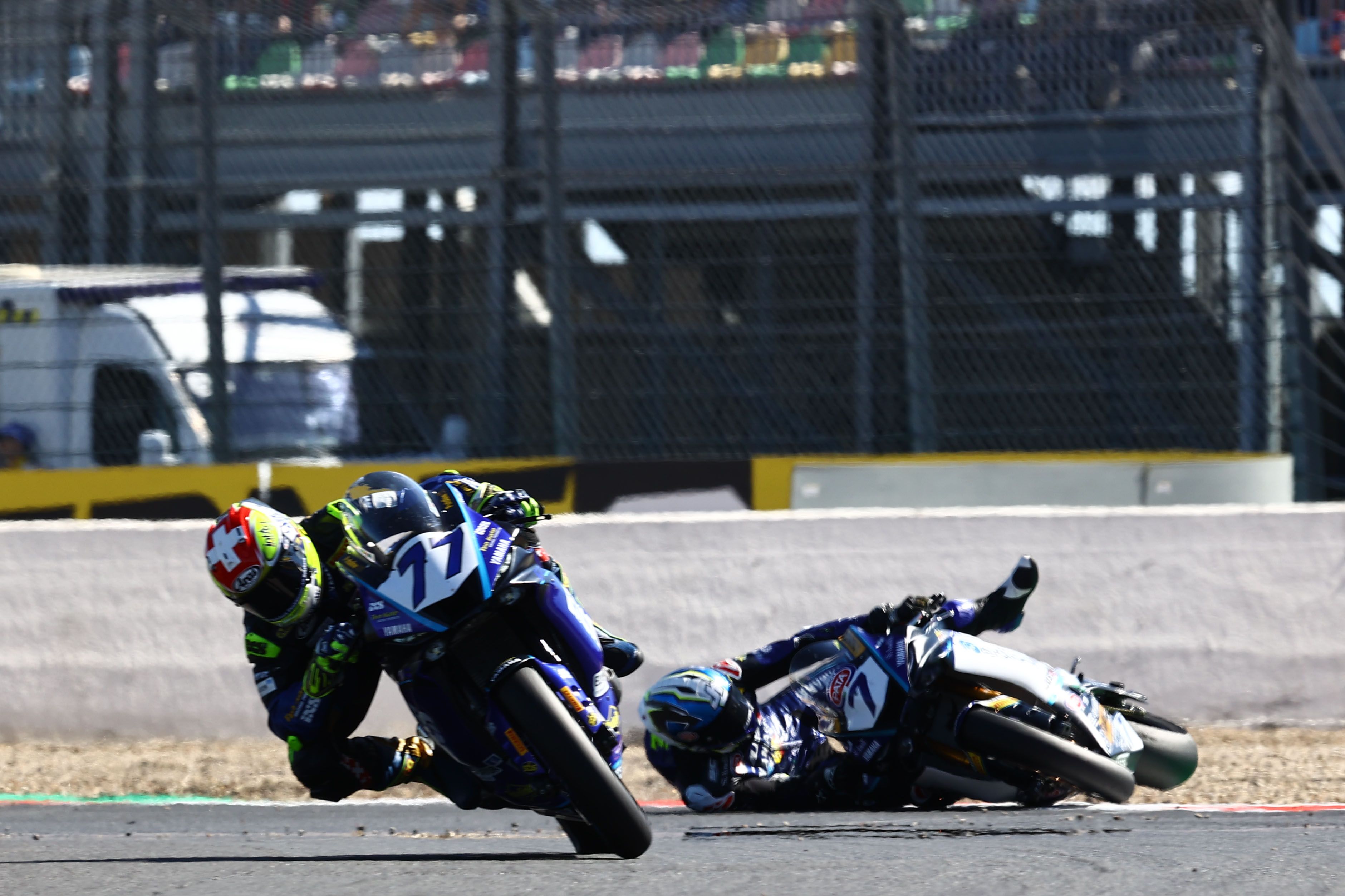 Dominique Aegerter se va a por la victoria mientras Lorenzo Baldassarri cae, WSS Magny Cours 2022