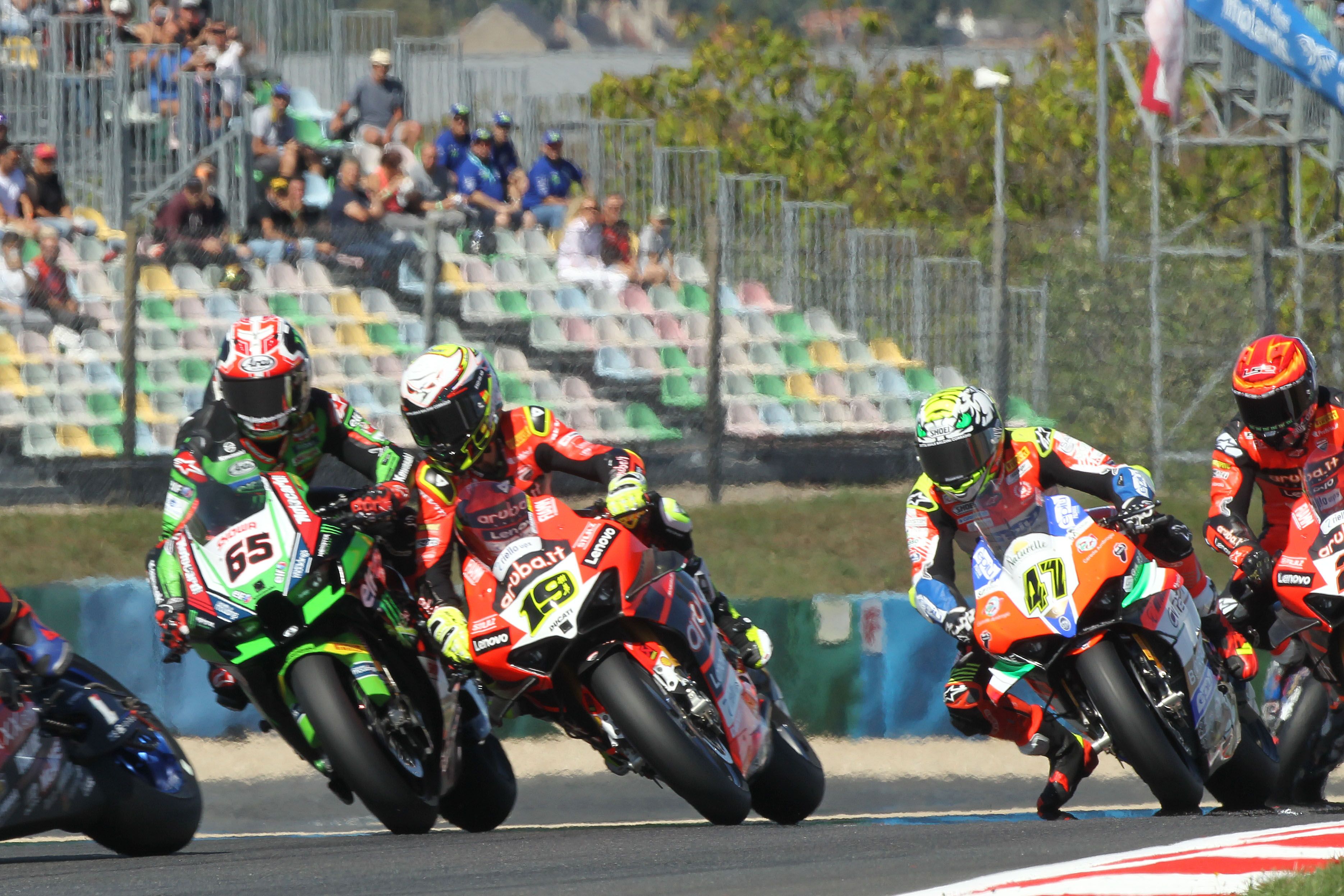 Jonathan Rea toca a Álvaro Bautista, que acabaría cayendo, WSBK Magny Cours 2022