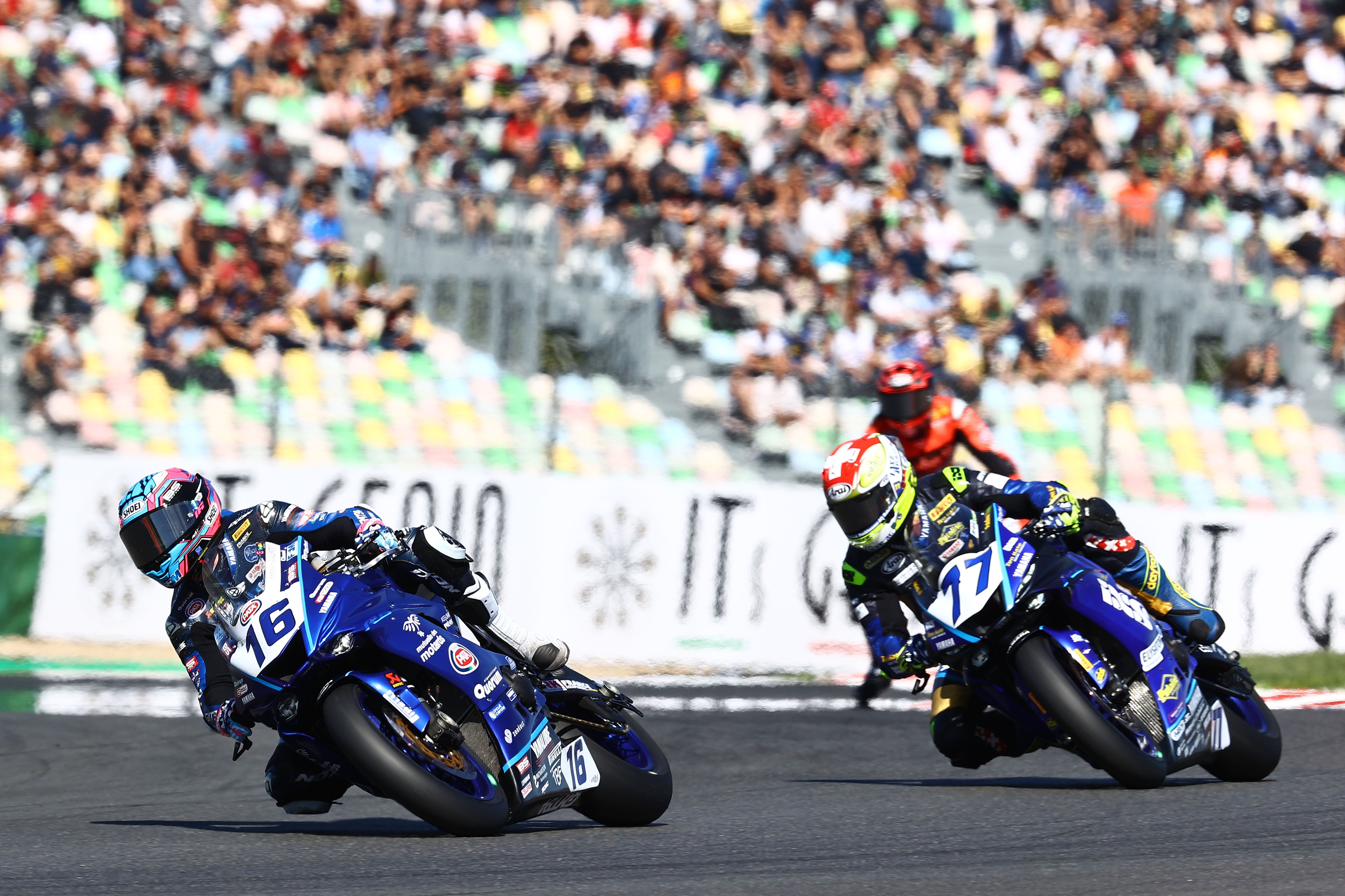 Jules Cluzel seguido por Dominique Aegerter, WSS Magny Cours 2022