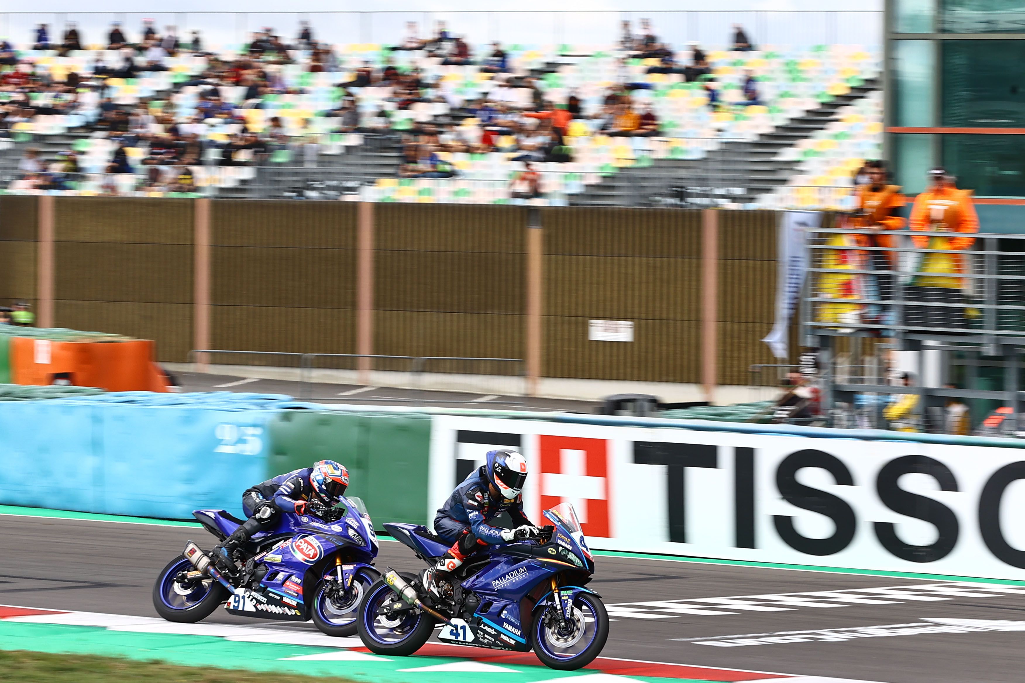 Marc García entra en meta por el verde ante Matteo Vannucci, SSP300 Magny Cours 2022