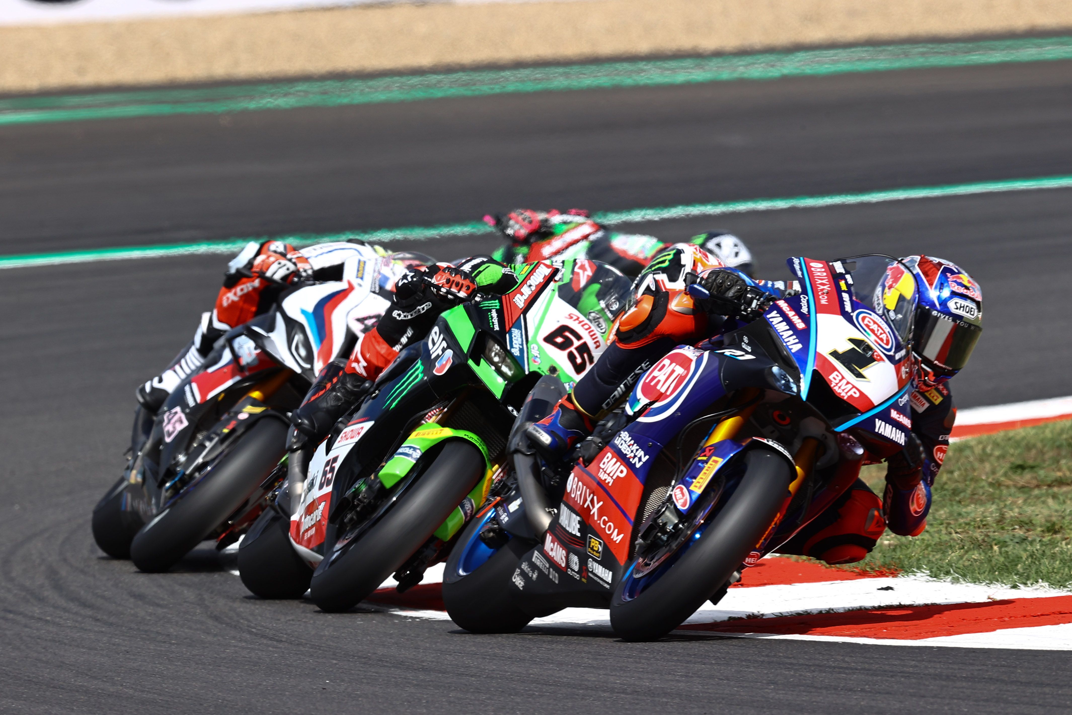 Toprak Razgatlioglu, Jonathan Rea y Scott Redding totalmente pegados, WSBK Magny Cours 2022