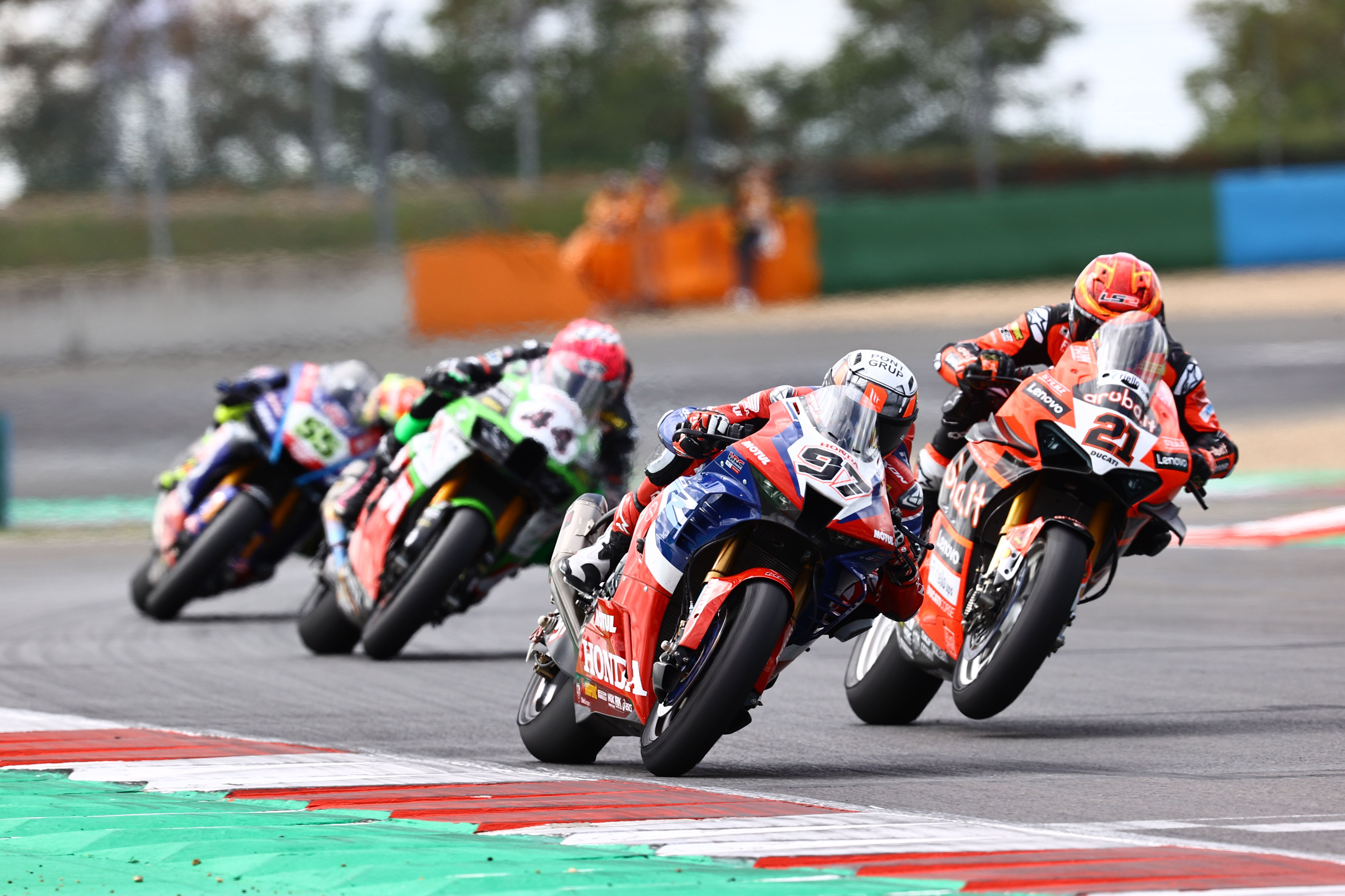 Xavi Vierge seguido por Michael Rinaldi, Lucas Mahias y Andrea Locatelli, WSBK Magny Cours 2022