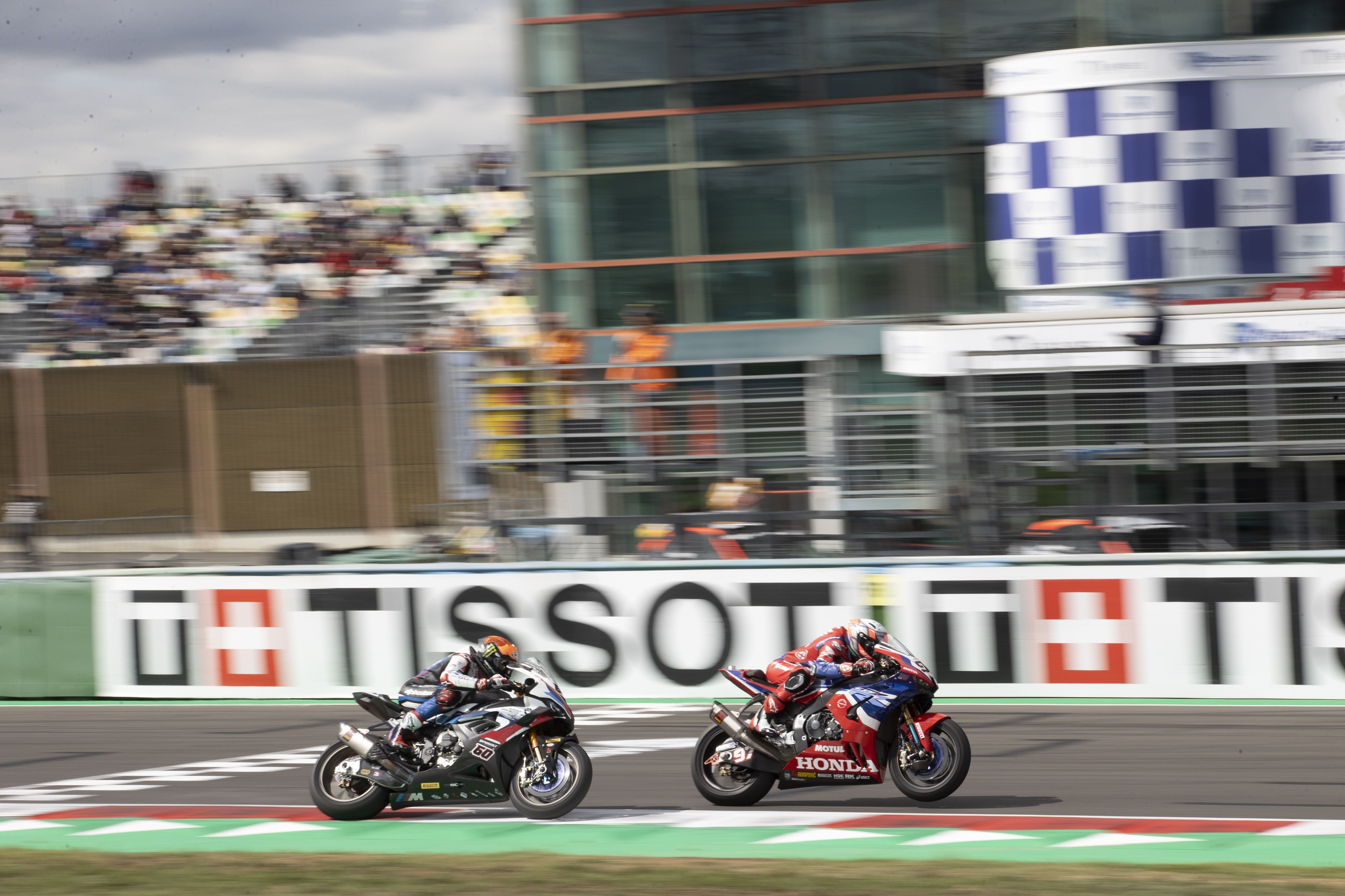 Xavi Vierge y Michael van der Mark en la recta de meta, WSBK Magny Cours 2022