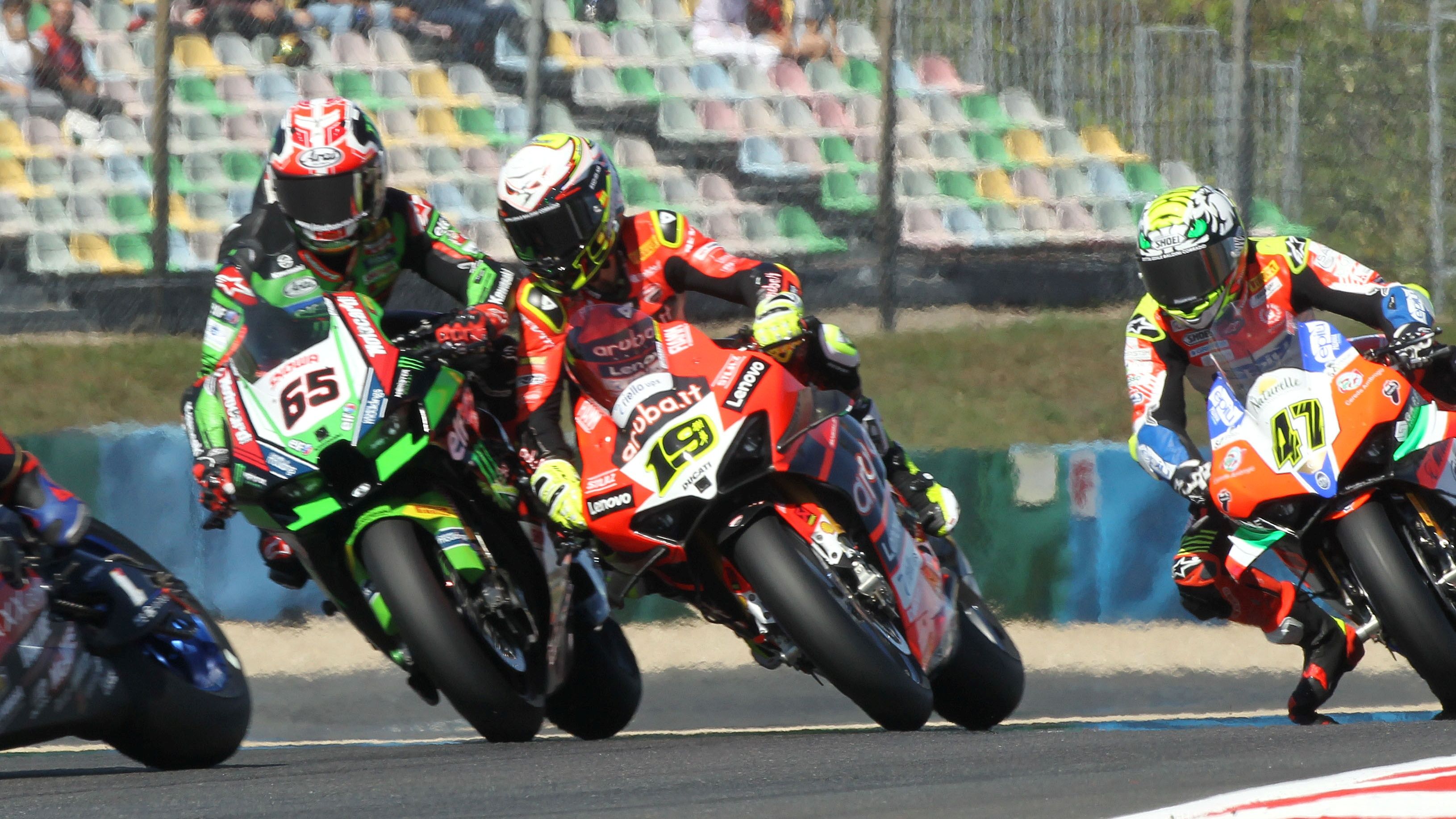 Jonathan Rea toca a Álvaro Bautista, que acabaría cayendo
