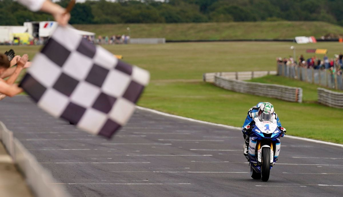Jack Kennedy completa el doblete y se proclama campeón del British Supersport 2022