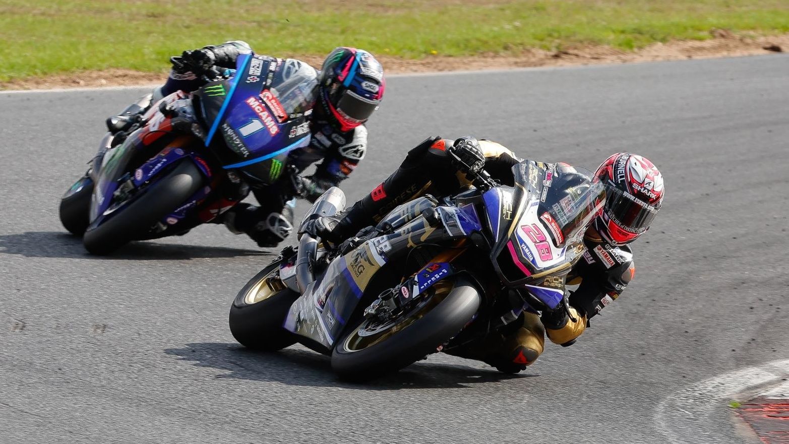 Bradley Ray logró el triplete en Snetterton con Tarran MacKenzie como gran rival