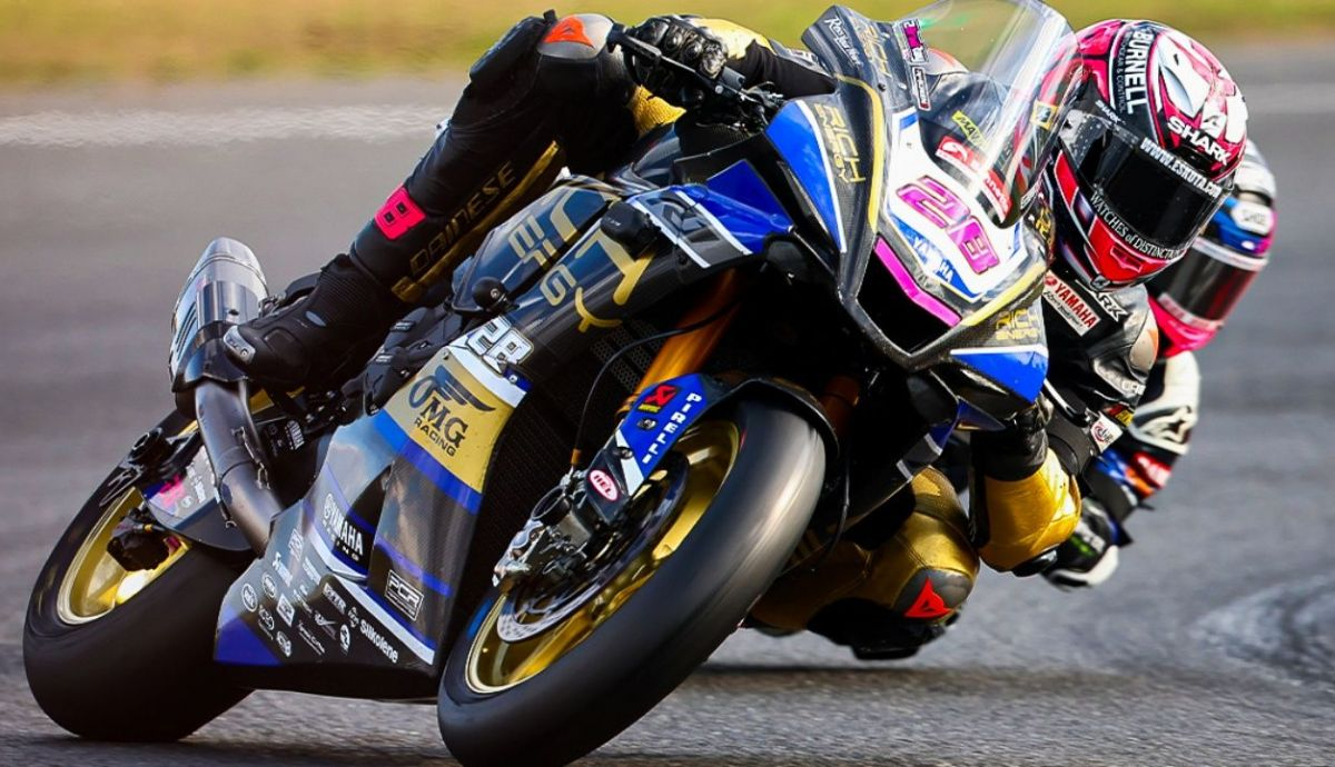Bradley Ray se defiende de Tarran MacKenzie en Snetterton 300