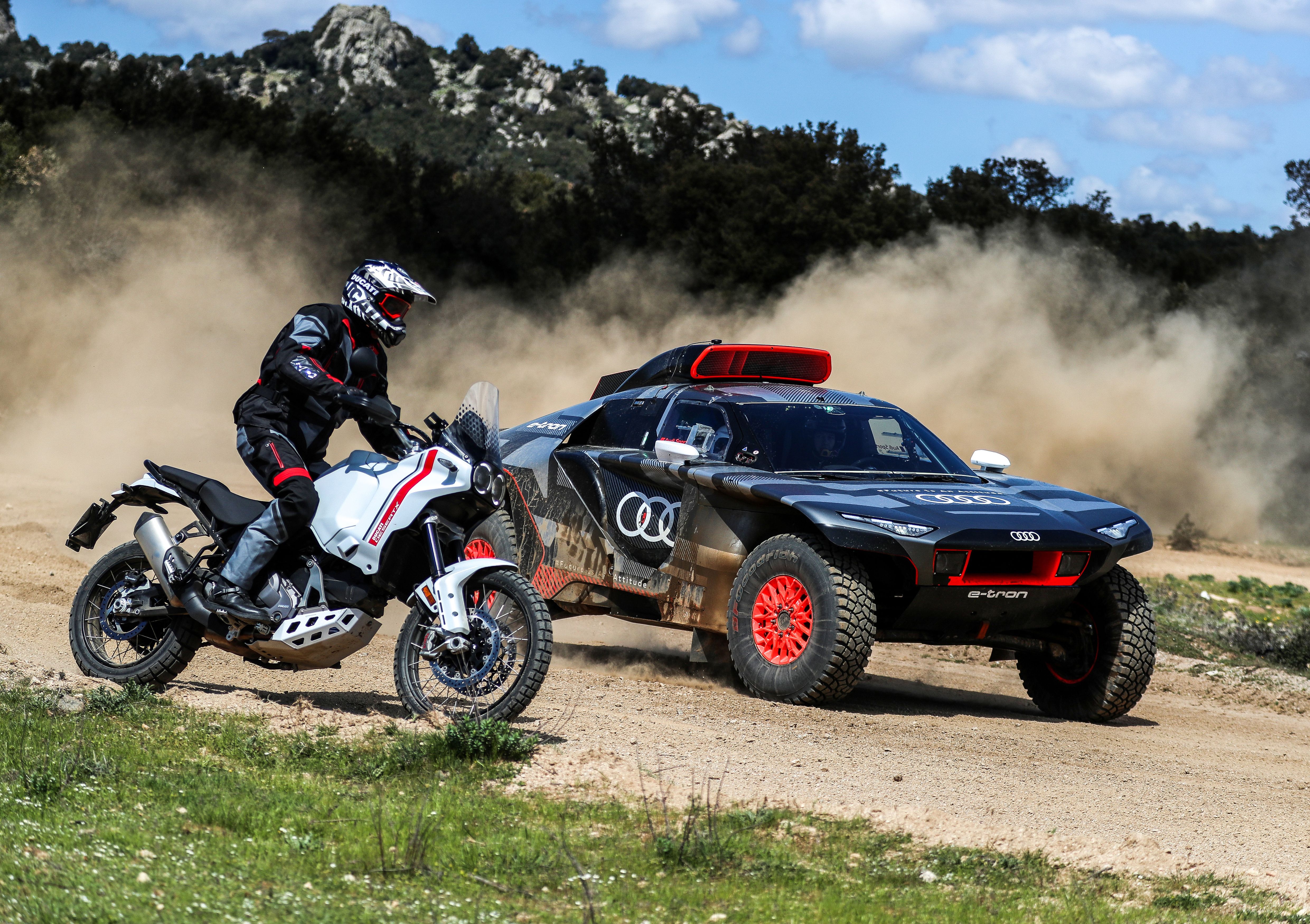 Ducati DesertX vs Audi RS Q e-tron (Fotos: Audi Sport)