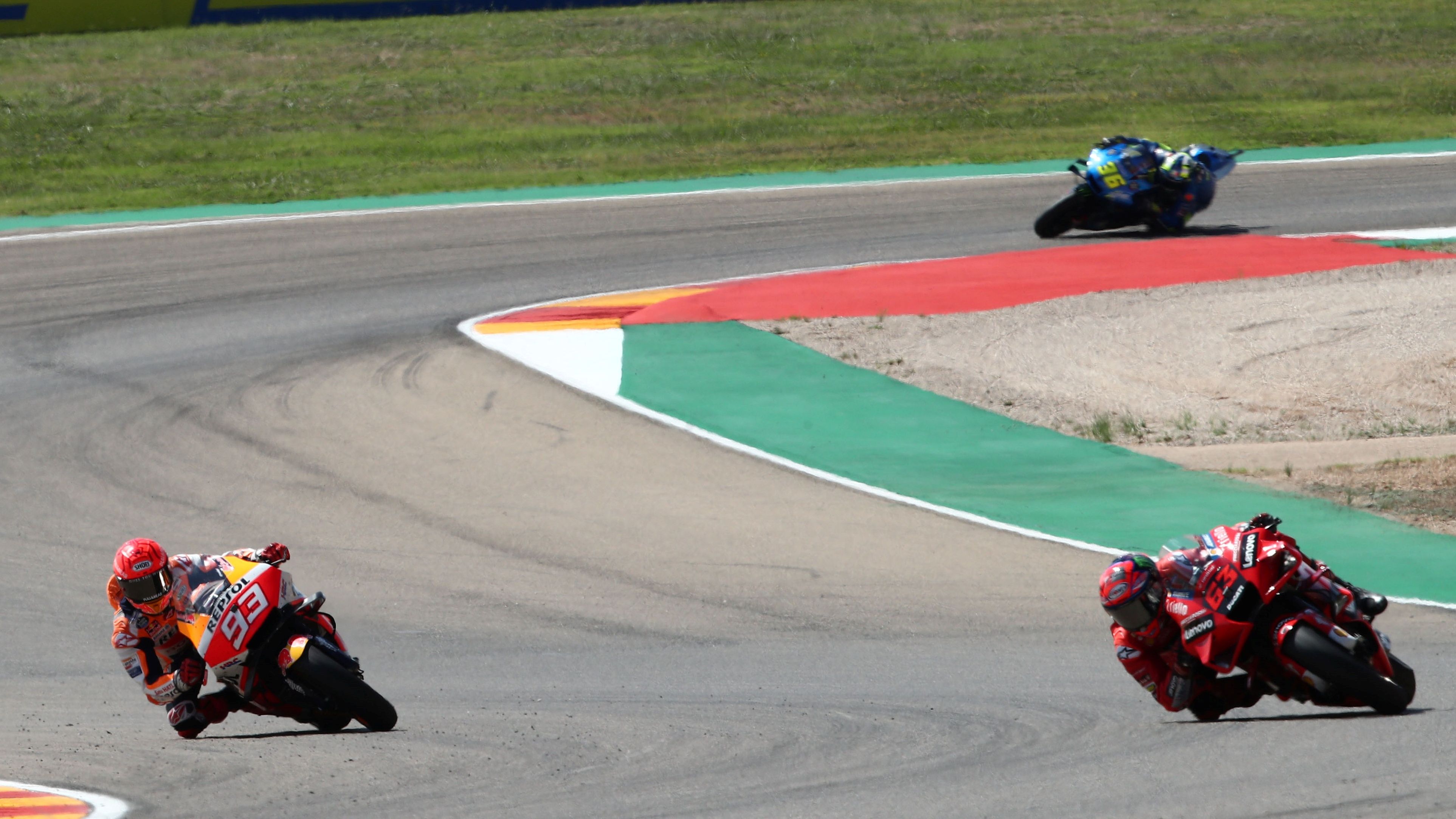 Pecco Bagnaia y Marc Márquez luchan en la carrera de MotoGP en Aragón con Joan Mir al fondo
