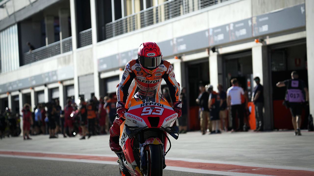 Marc Márquez sale a pista en el FP1 del GP de Aragón.