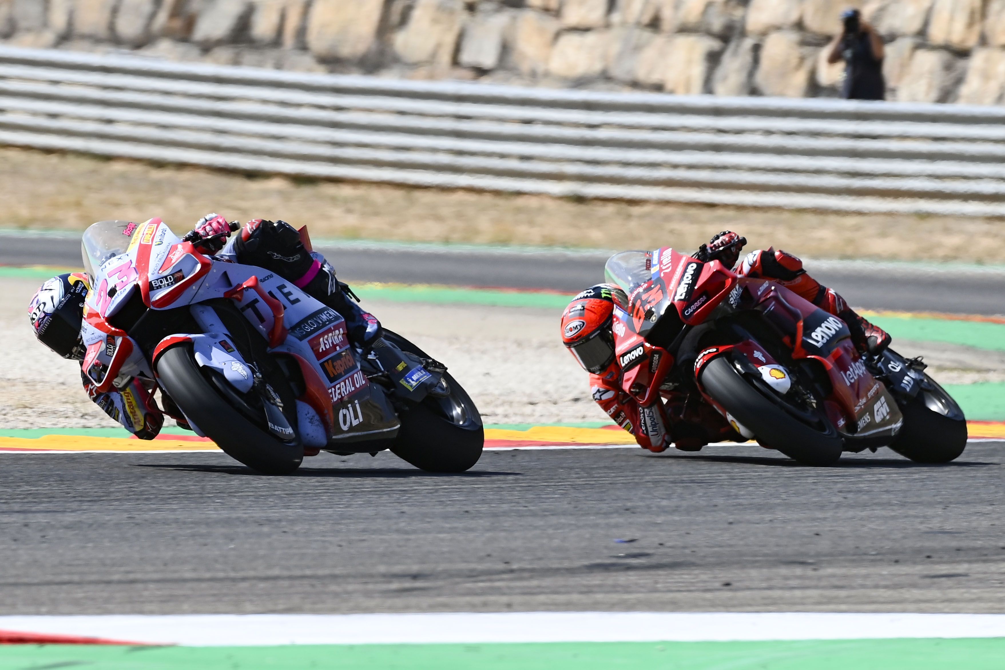 Enea Bastianini gobierna en el caos de Aragón y el campeonato arde
