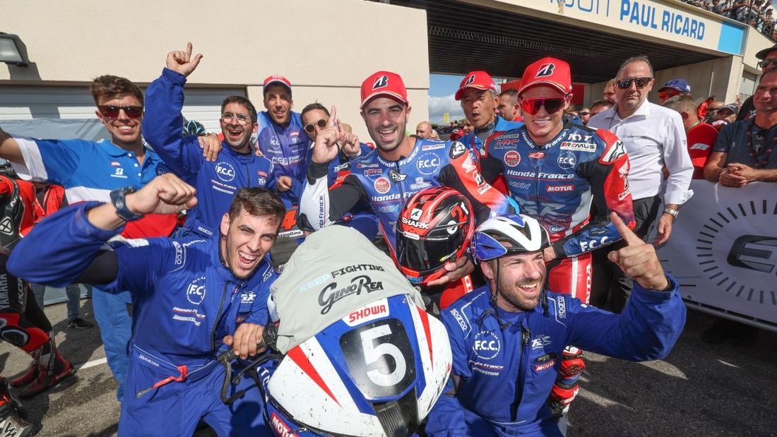 El F.C.C. TSR Honda France celebra el título del EWC 2022 con dedicatoria a Gino Rea