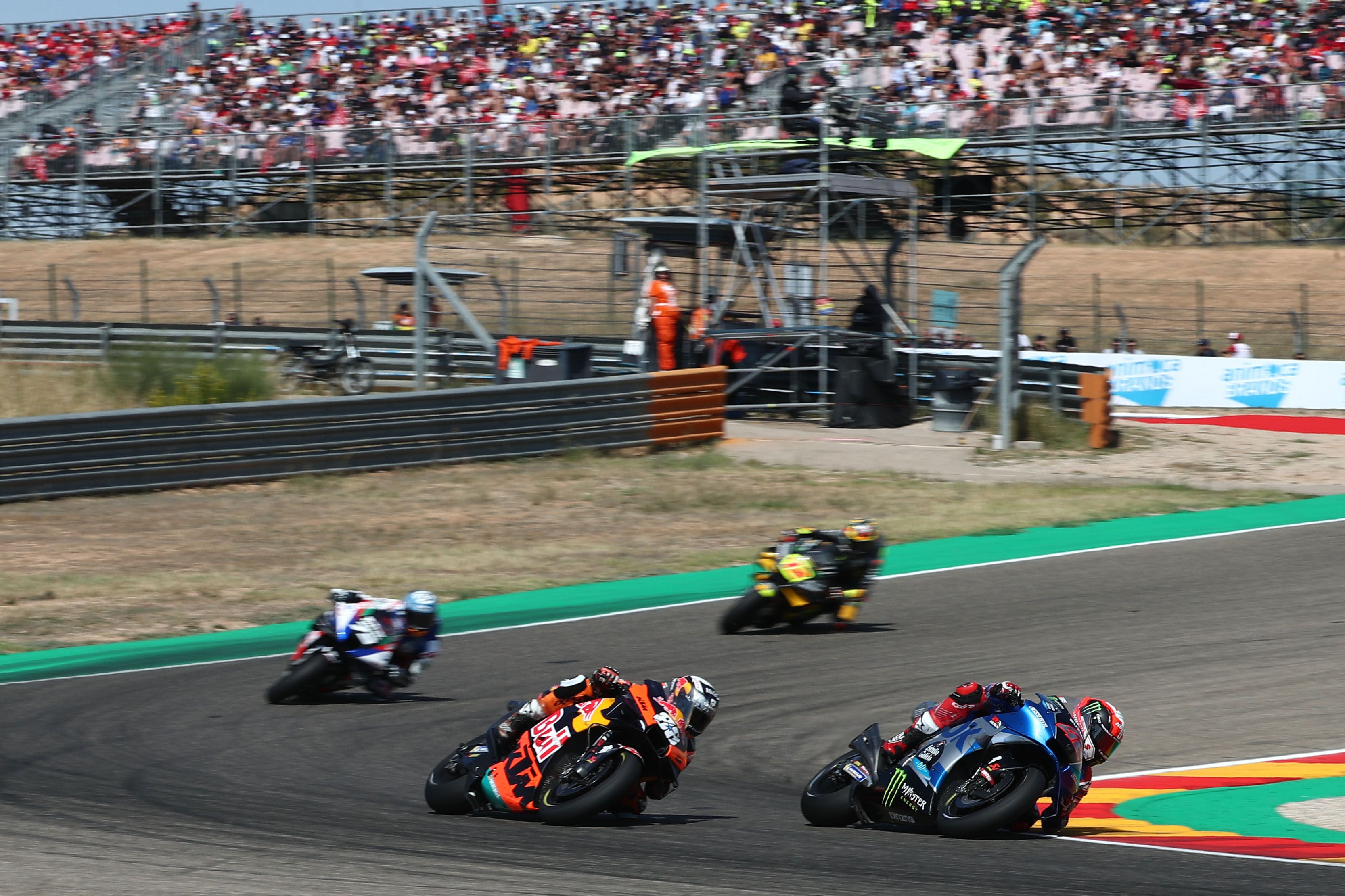 Álex Rins delante de Miguel Oliveira, Álex Márquez y Marco Bezzecchi, MotoGP Aragón 2022