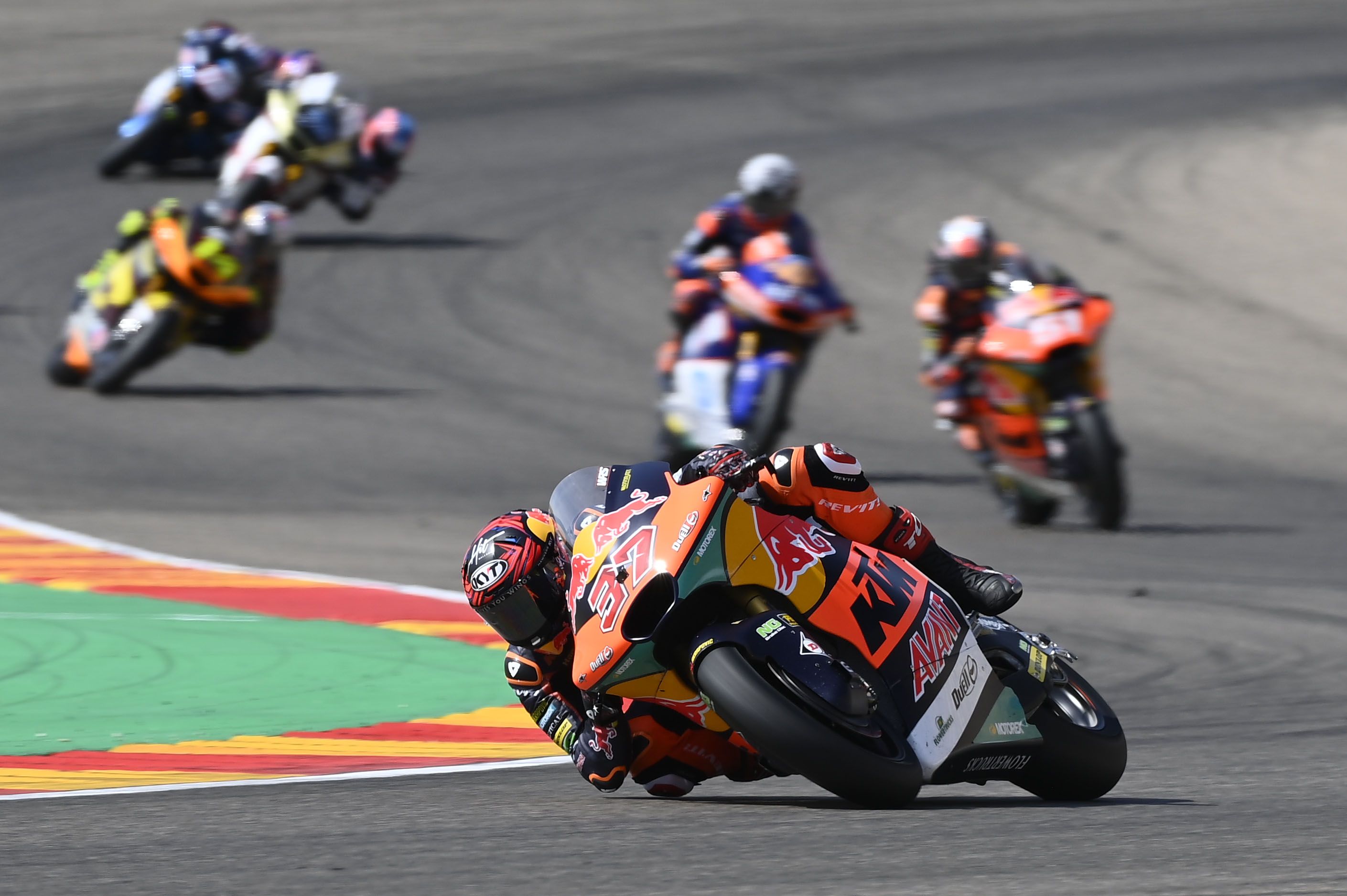 Augusto Fernández lidera con Pedro Acosta y Arón Canet al fondo, Moto2 Aragón 2022
