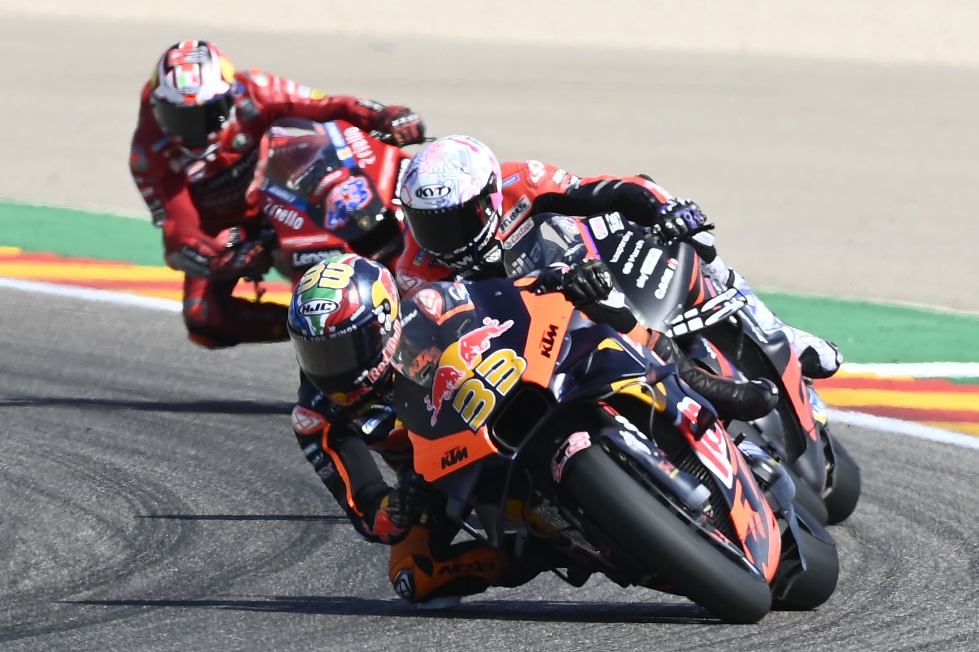 Brad Binder contiene a Aleix Espargaró con Jack Miller detrás, MotoGP Aragón 2022