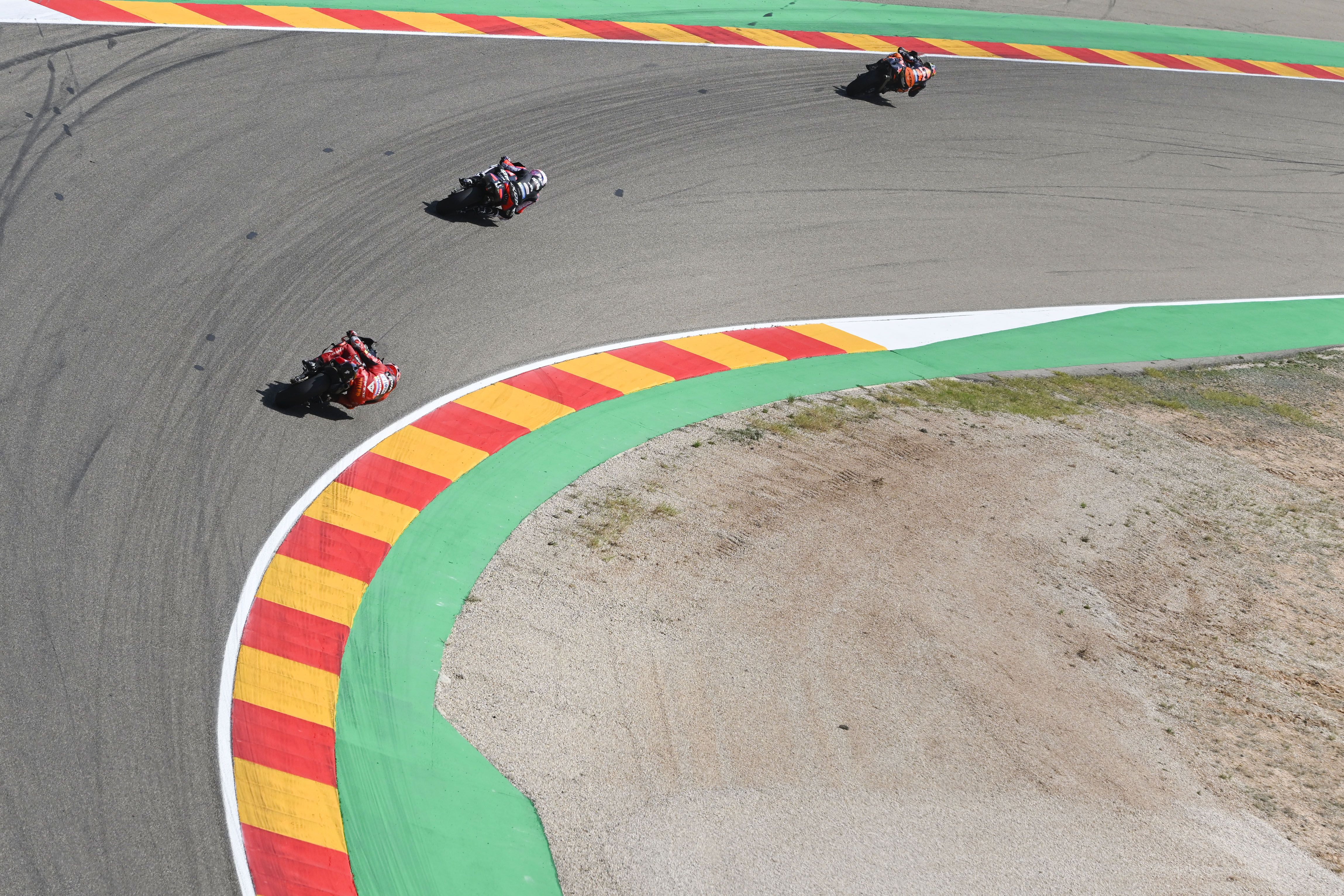 Brad Binder perseguido por Aleix Espargaró y Jack Miller, MotoGP Aragón 2022