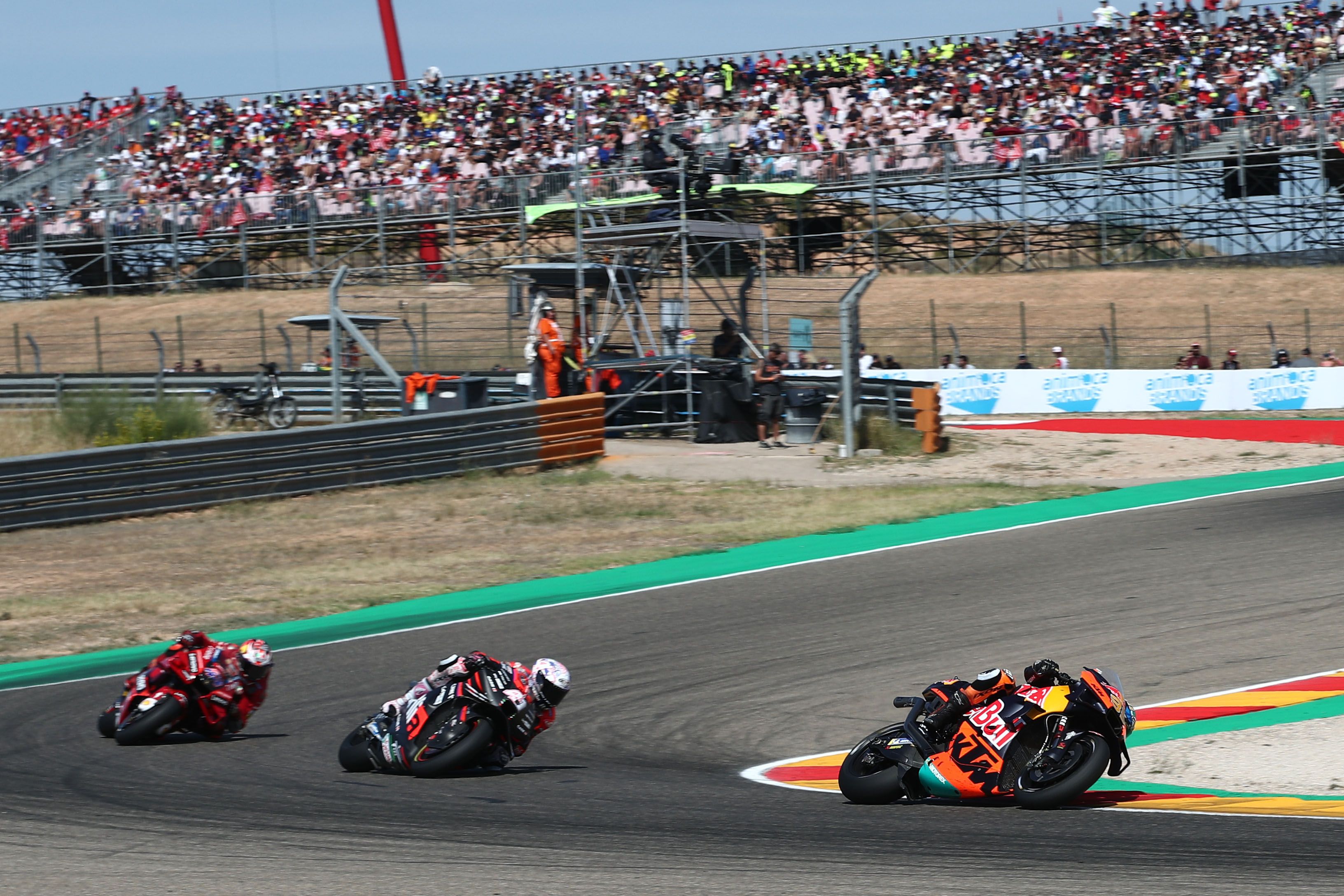 Brad Binder, Aleix Espargaró y Jack Miller luchando por el podio, MotoGP Aragón 2022