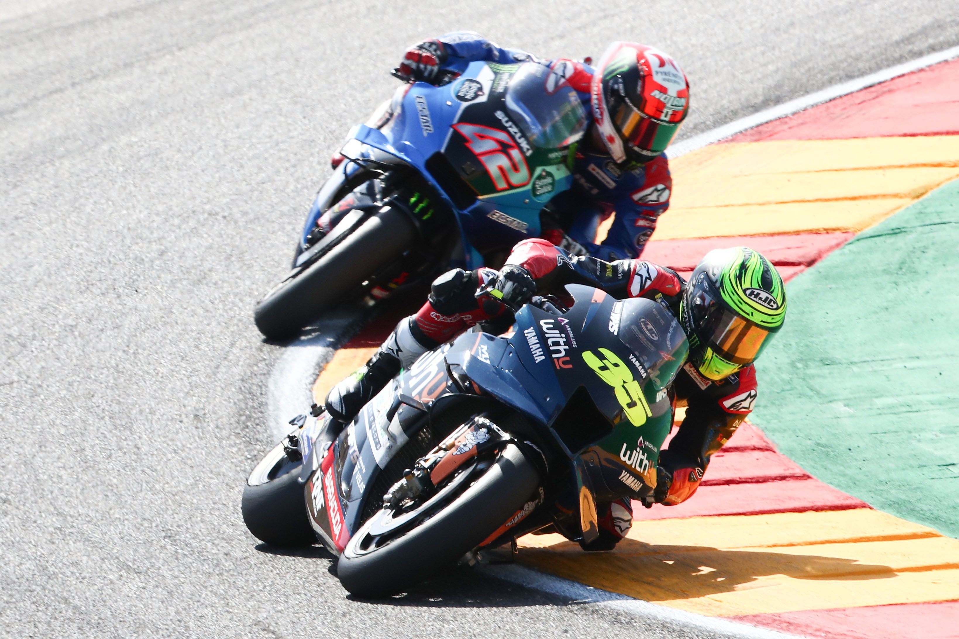 Cal Crutchlow seguido por Álex Rins, MotoGP Aragón 2022