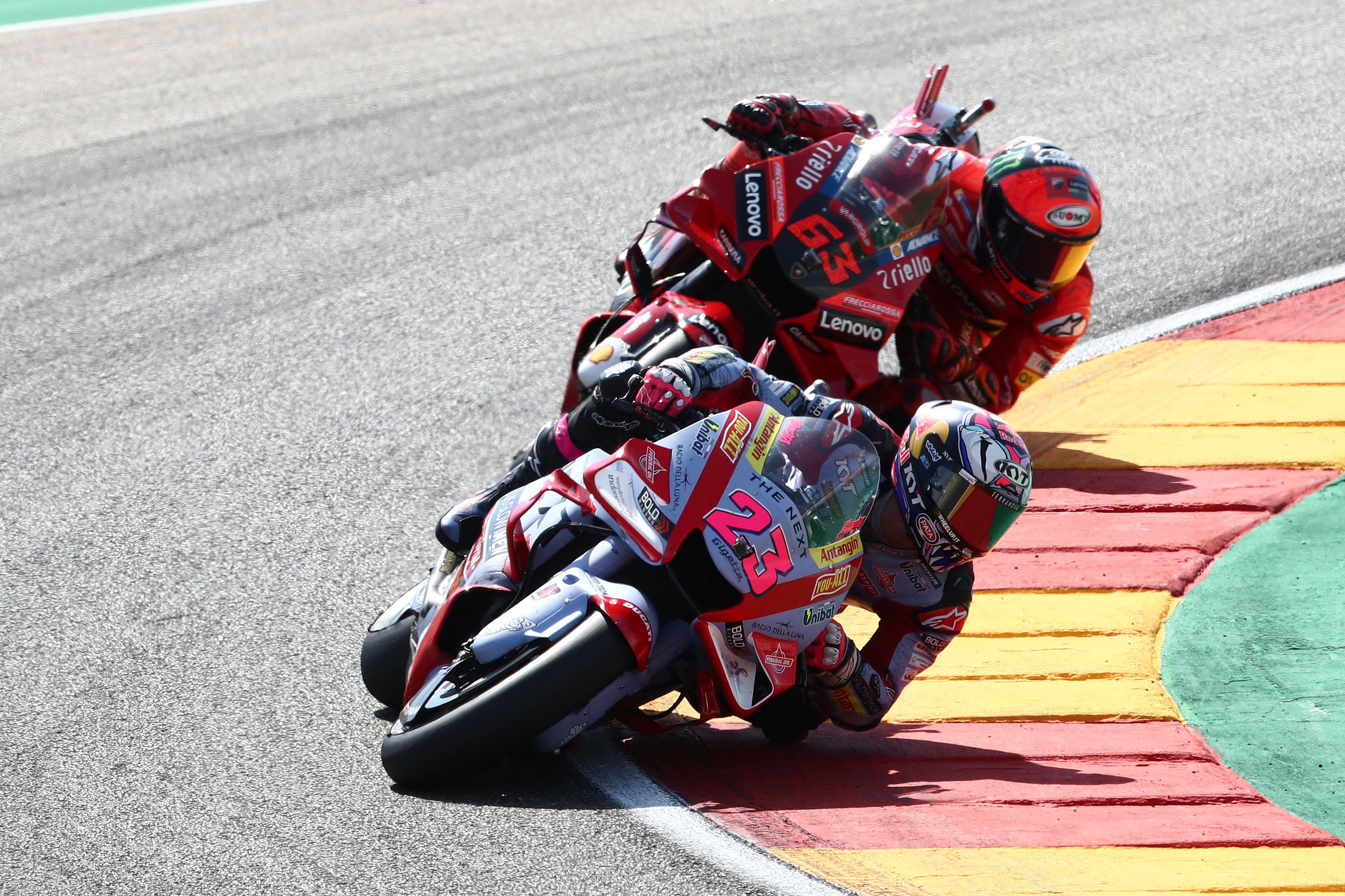 Enea Bastianini contiene a Pecco Bagnaia, MotoGP Aragón 2022