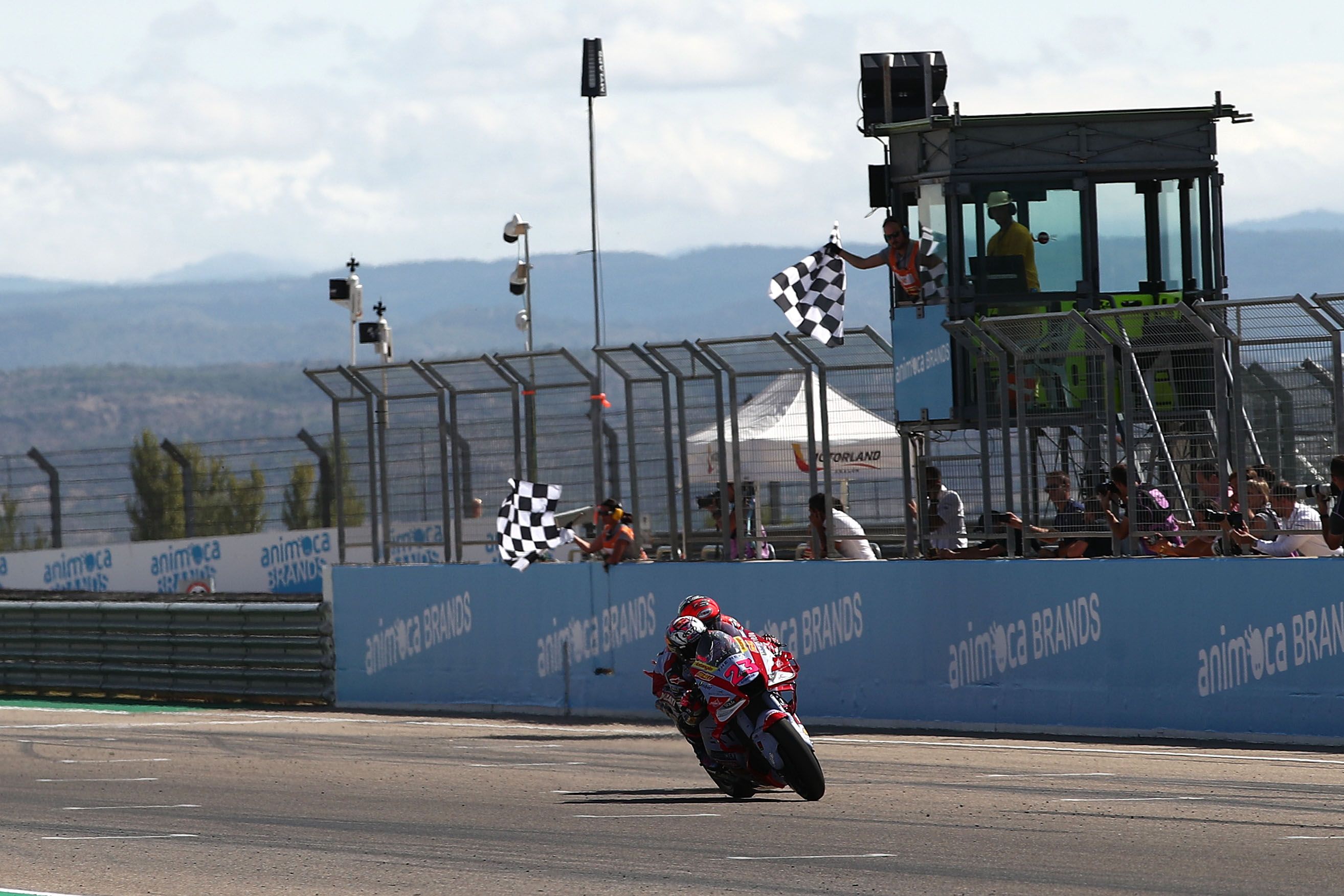 Enea Bastianini entra en meta delante de Pecco Bagnaia, MotoGP Aragón 2022