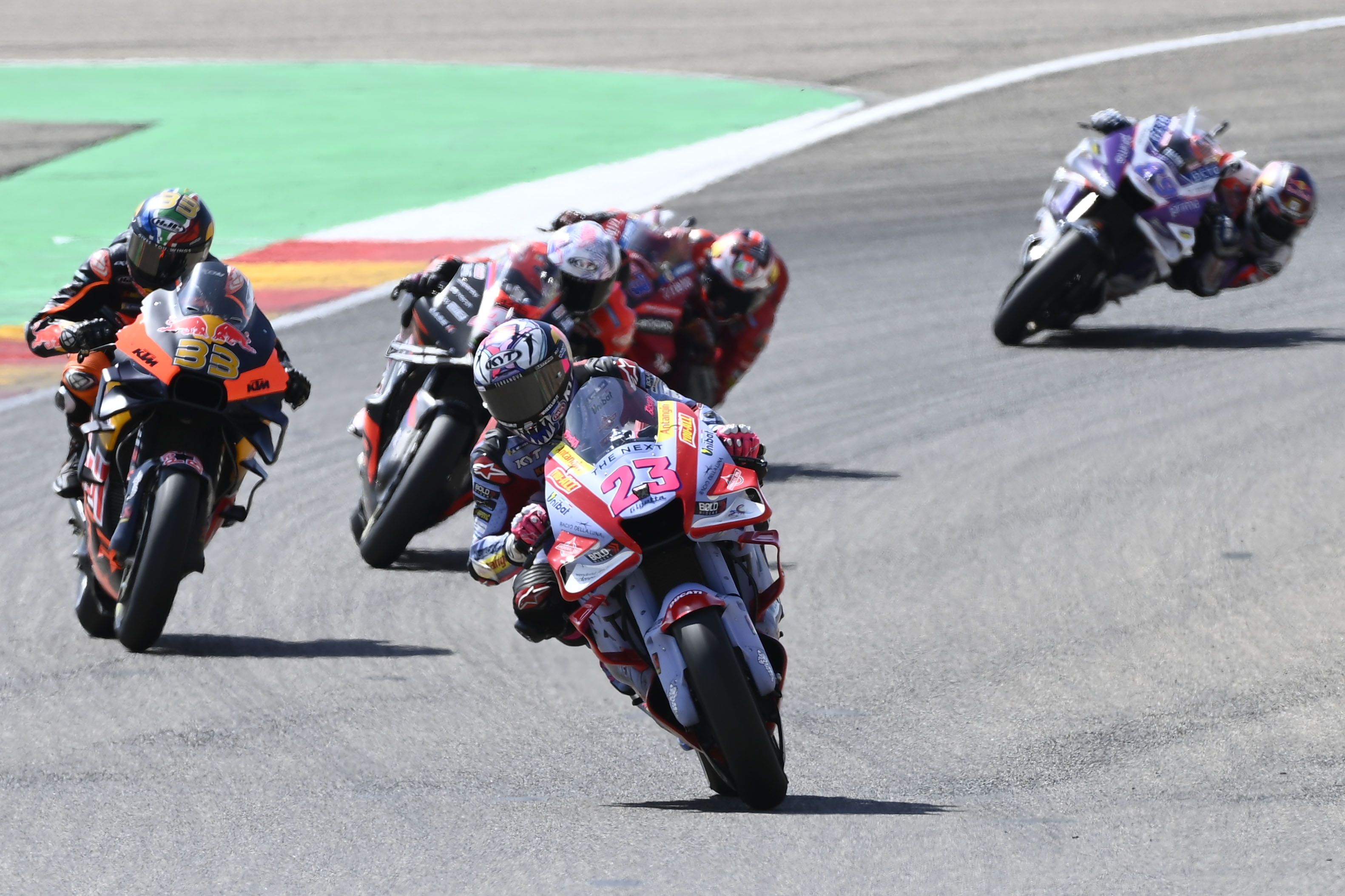 Enea Bastianini perseguido por Brad Binder, Aleix Espargaró, Jack Miller y Jorge Martín, MotoGP Aragón 2022 (2)