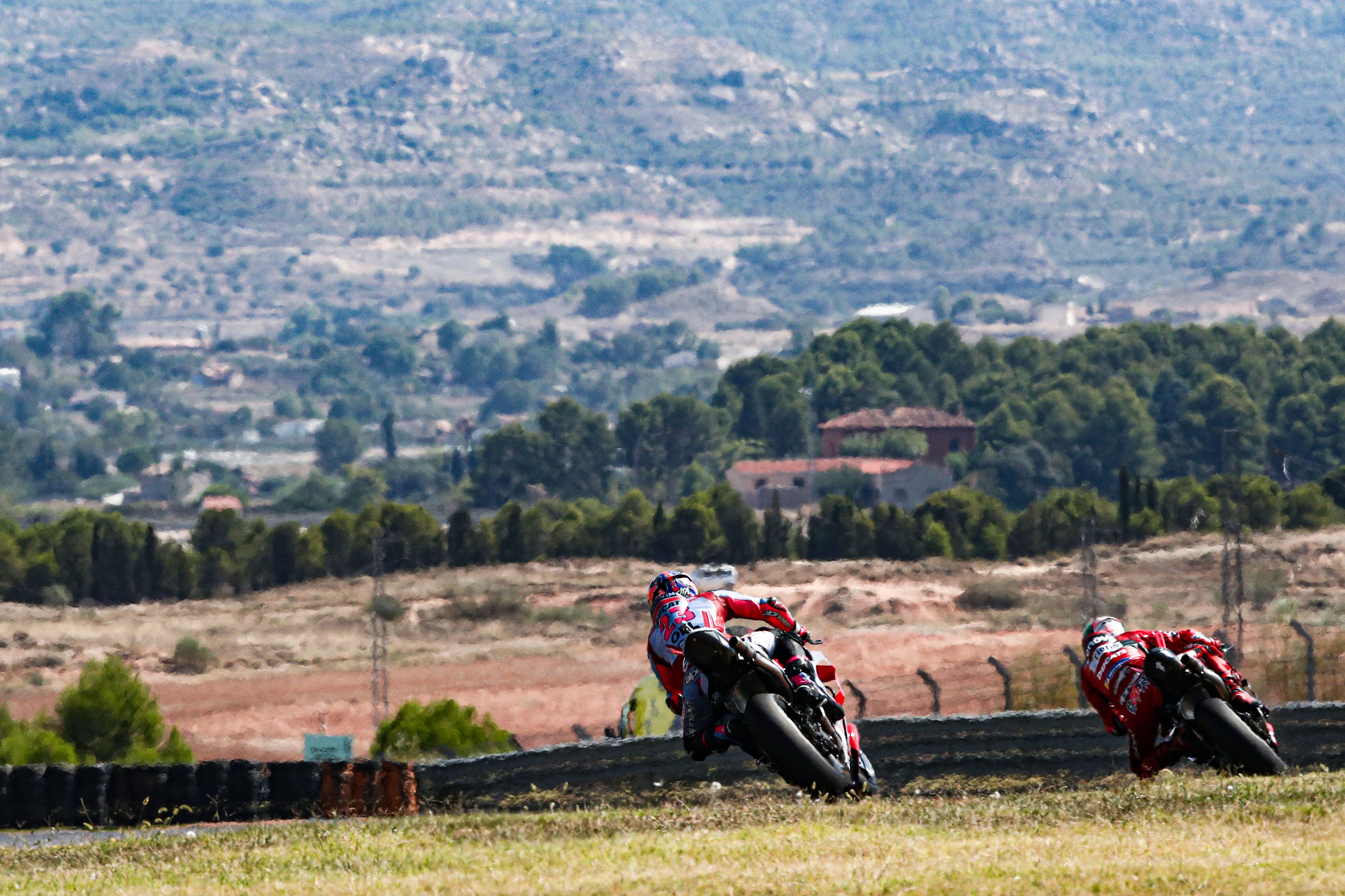 Enea Bastianini persigue a Pecco Bagnaia, MotoGP Aragón 2022
