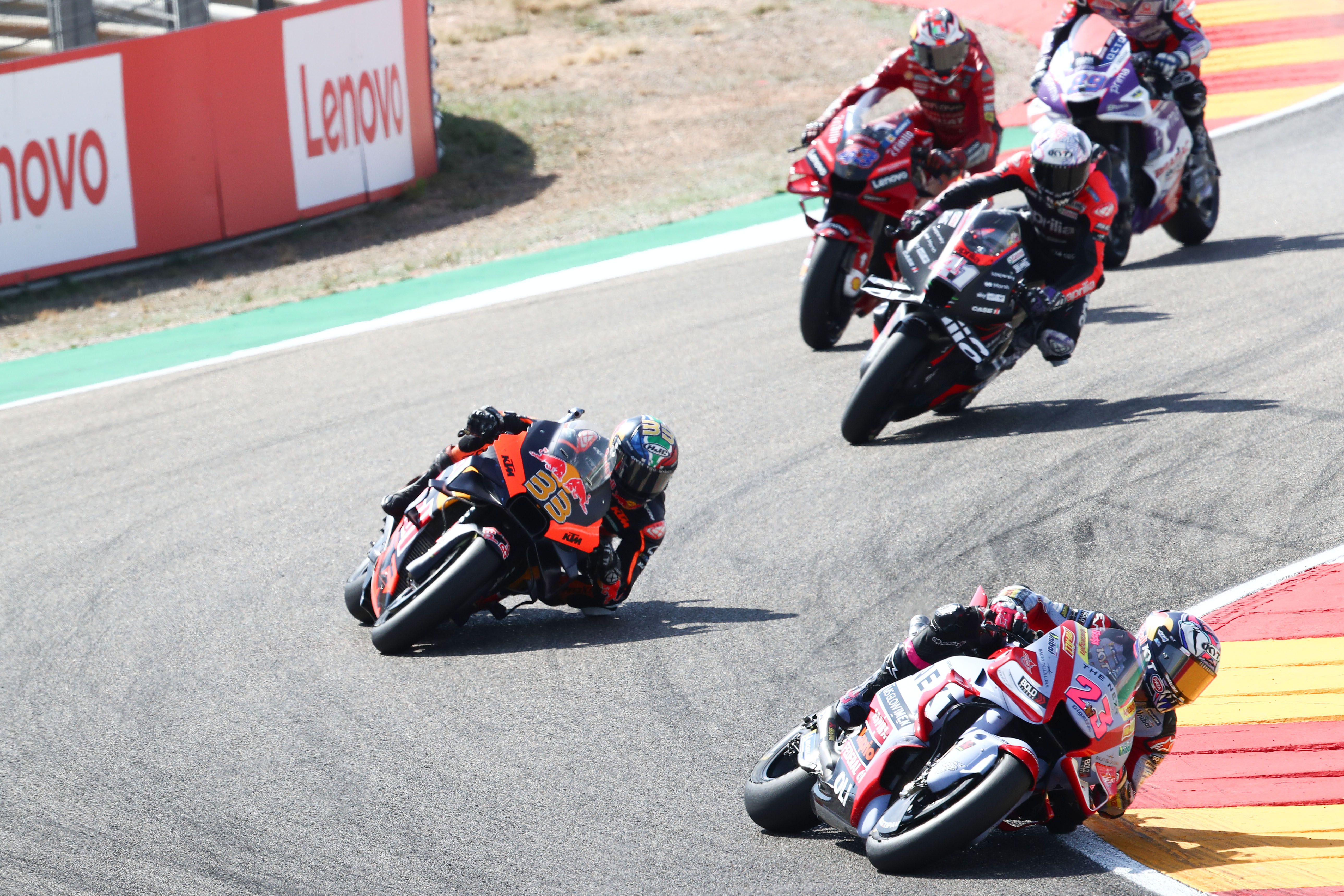 Enea Bastianini seguido por Brad Binder, Aleix Espargaró, Jack Miller y Jorge Martín, MotoGP Aragón 2022
