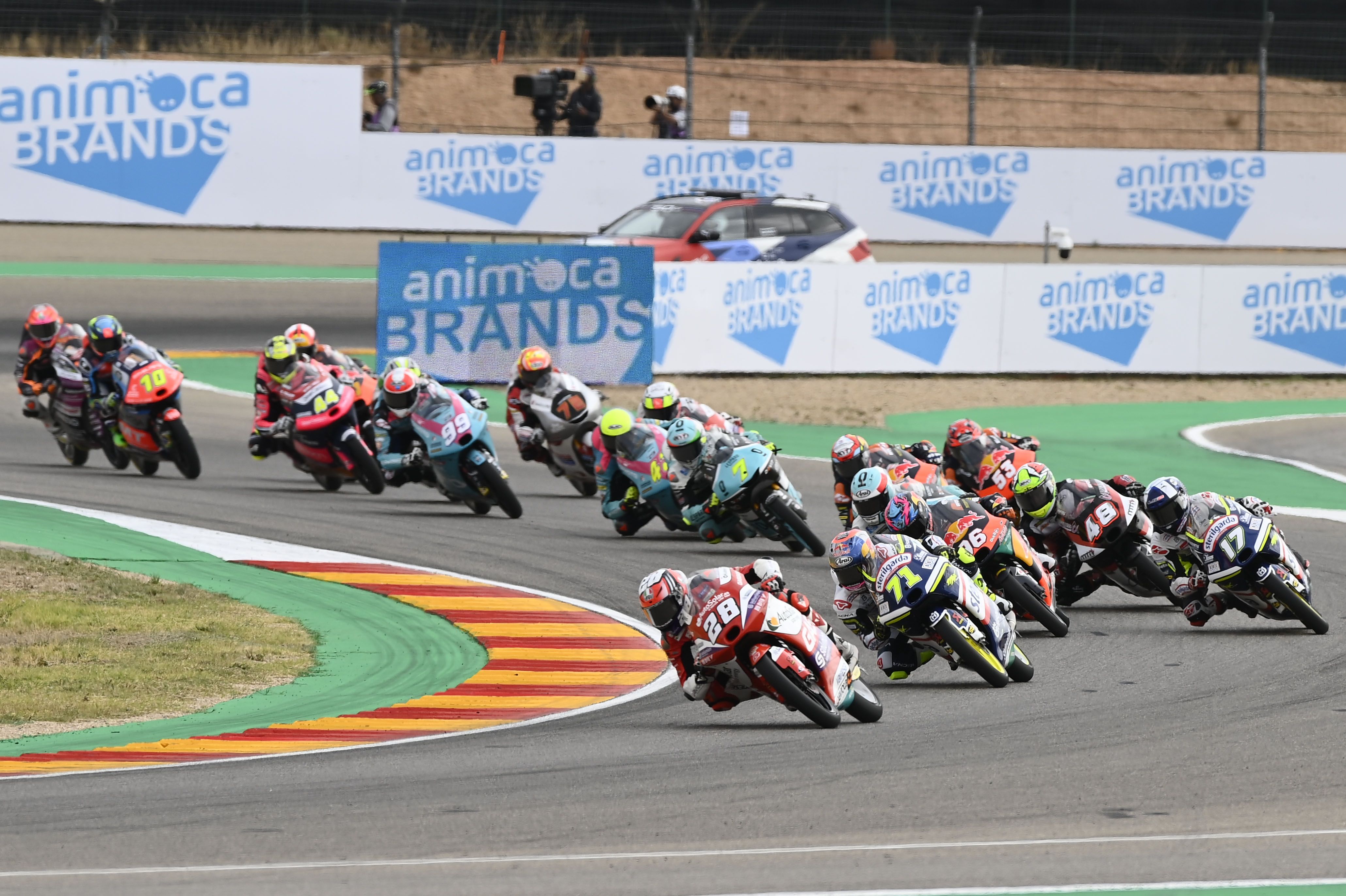 Izan Guevara comanda en la salida ante Ayumu Sasaki, Moto3 Aragón 2022
